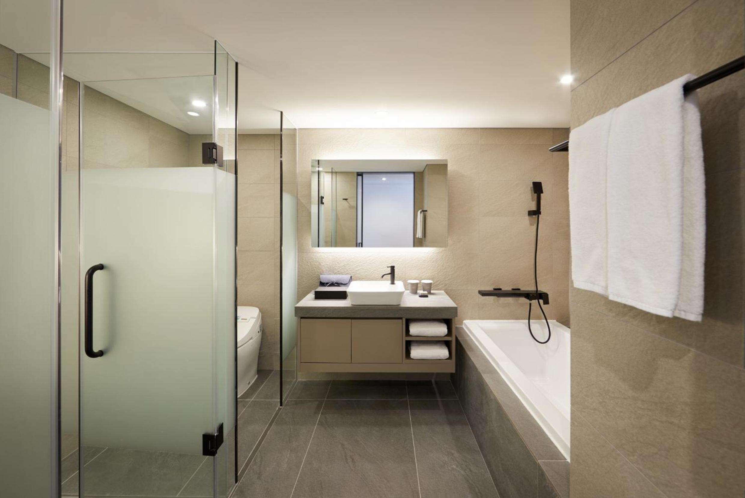 Deluxe Twin Room with Mountain View - Photo 3