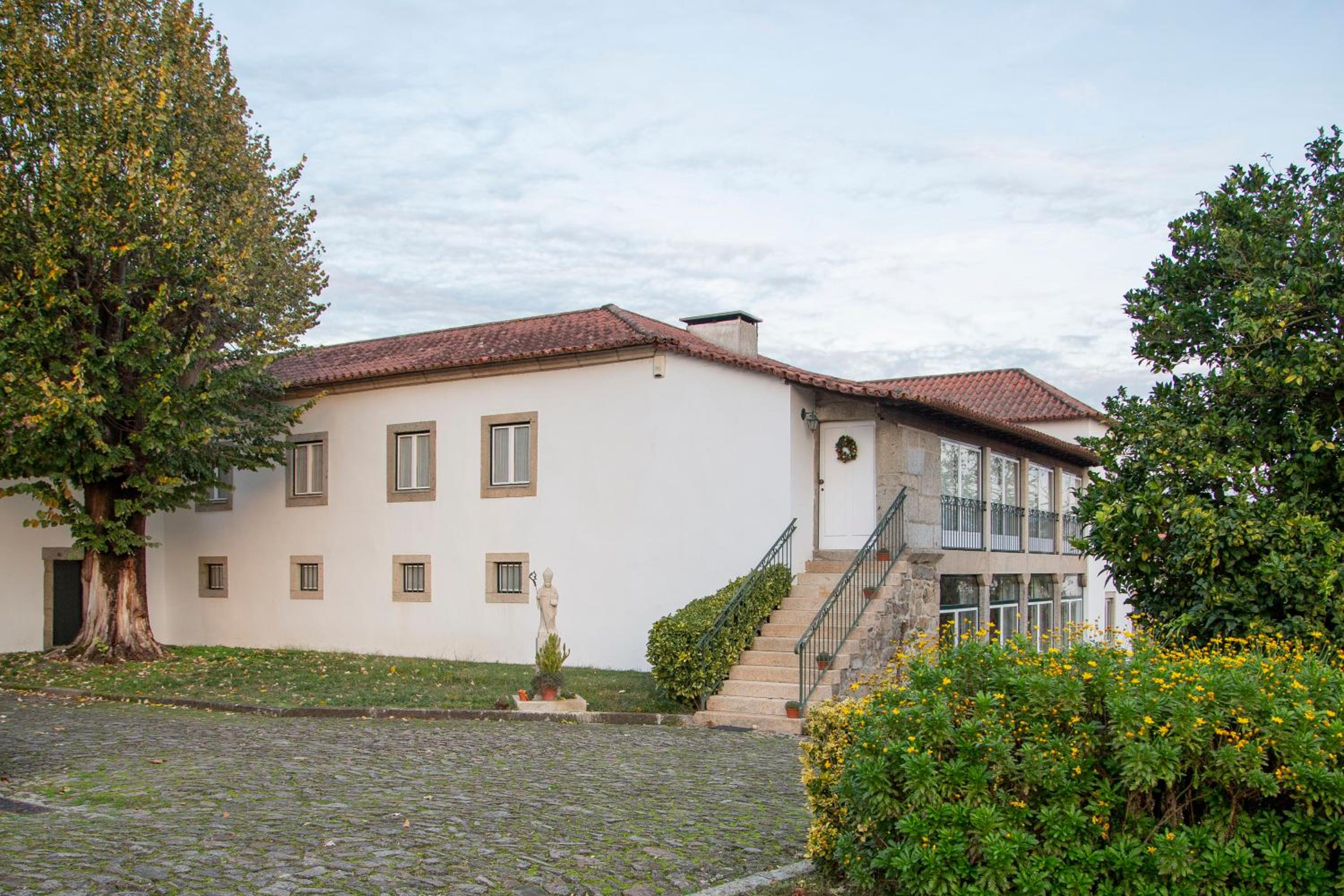 Six-Bedroom House photo 3