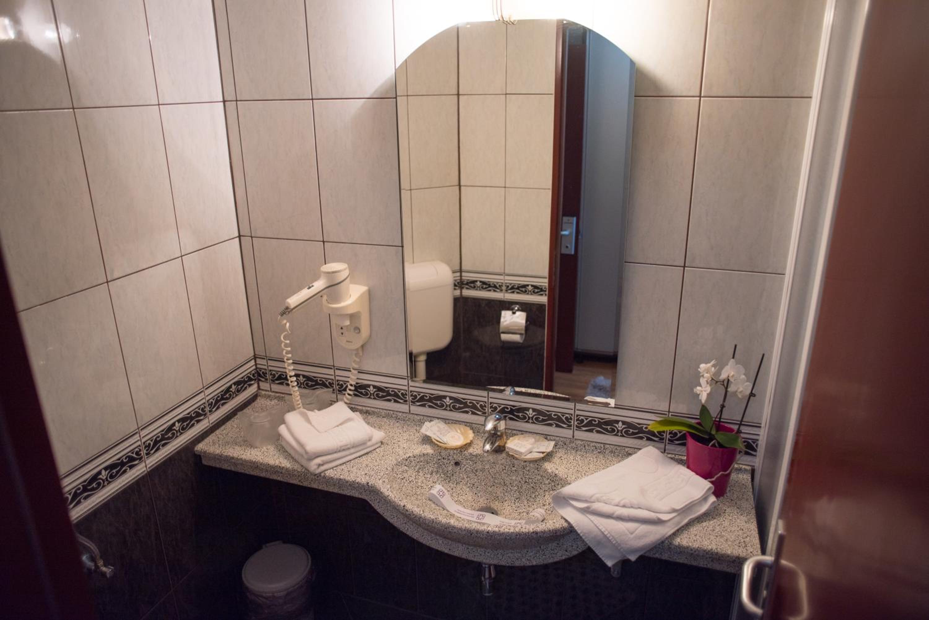 Double or Twin Room - Photo 25