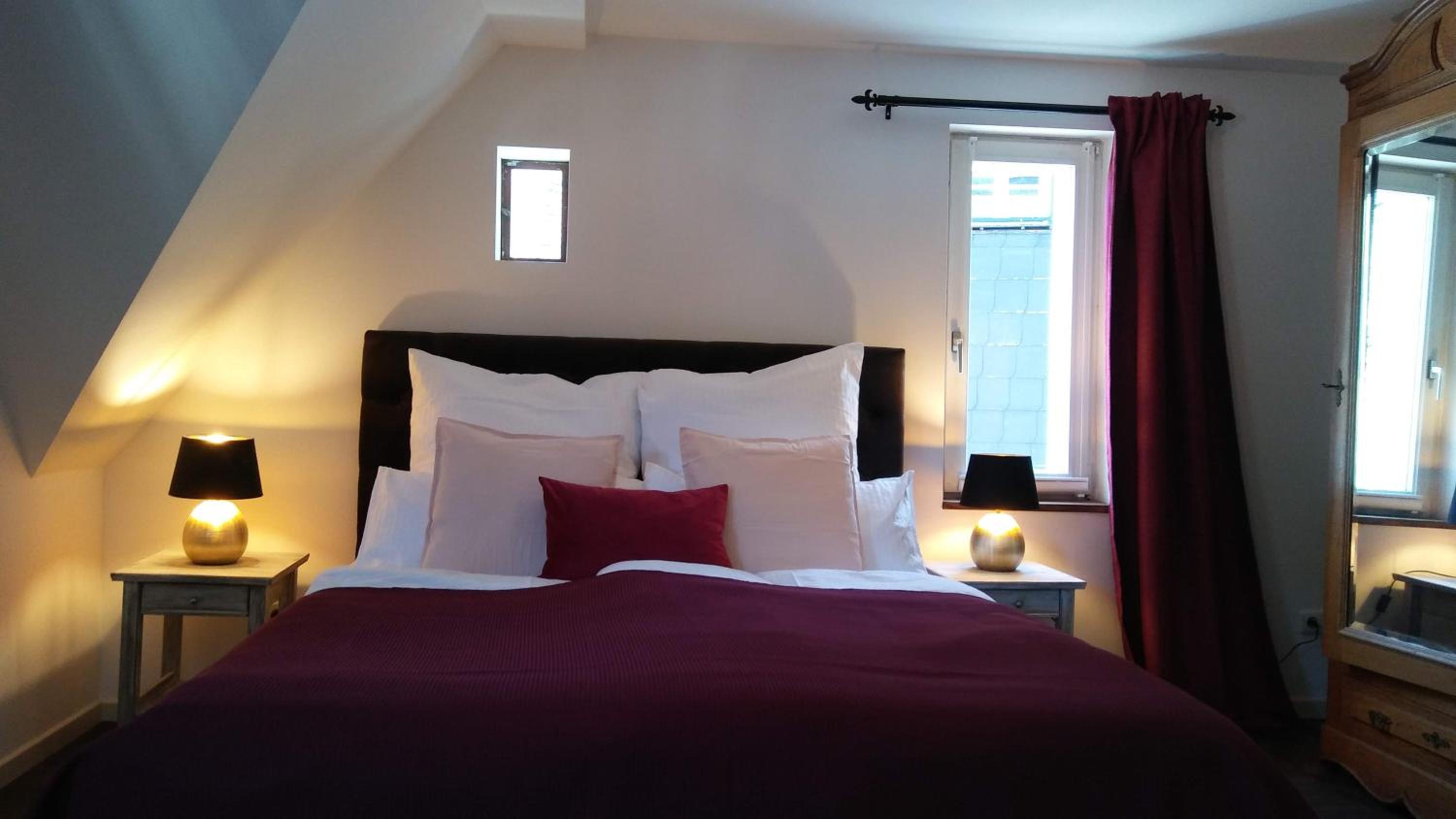 Large Double Room - Photo 2