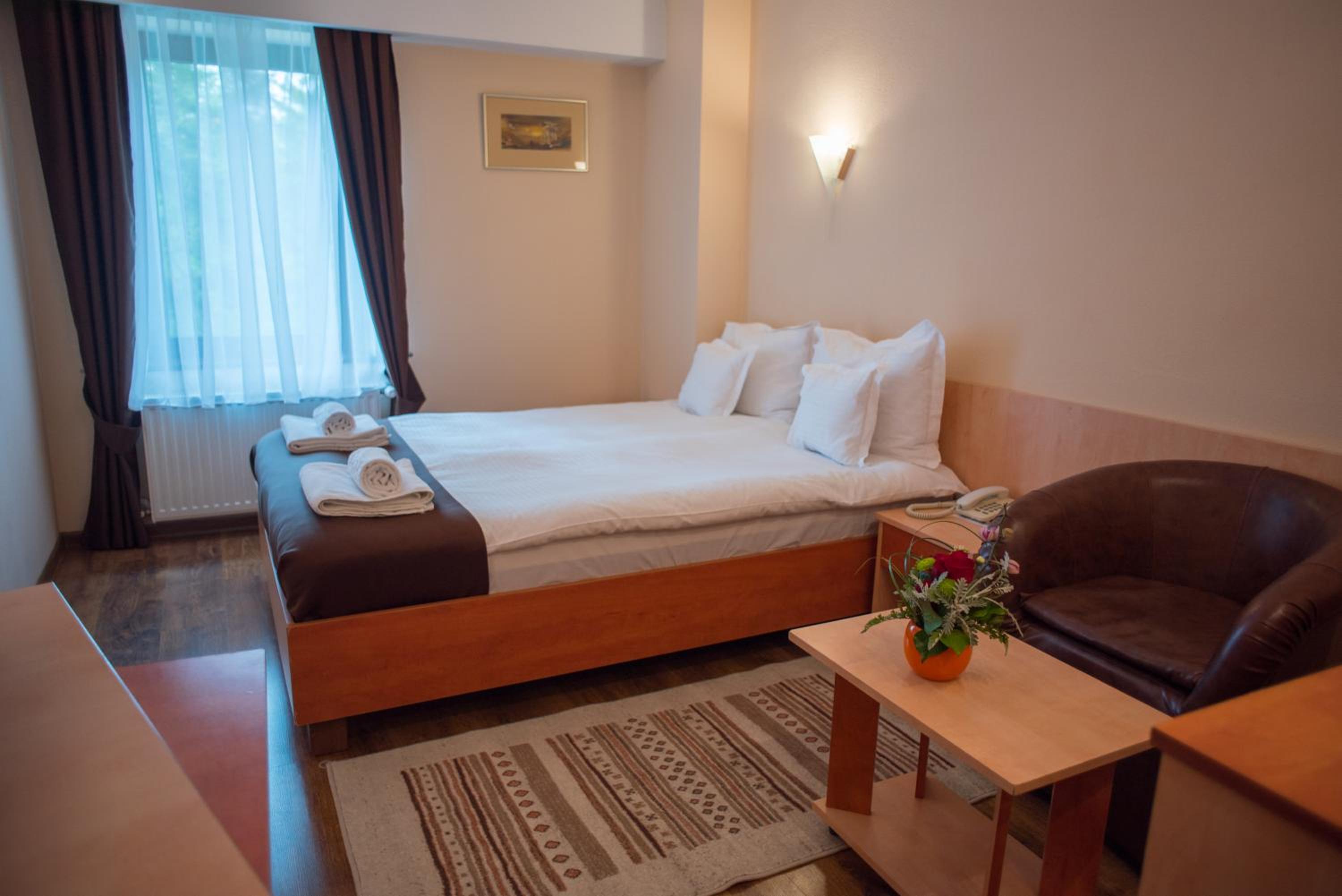 Double or Twin Room - Photo 5