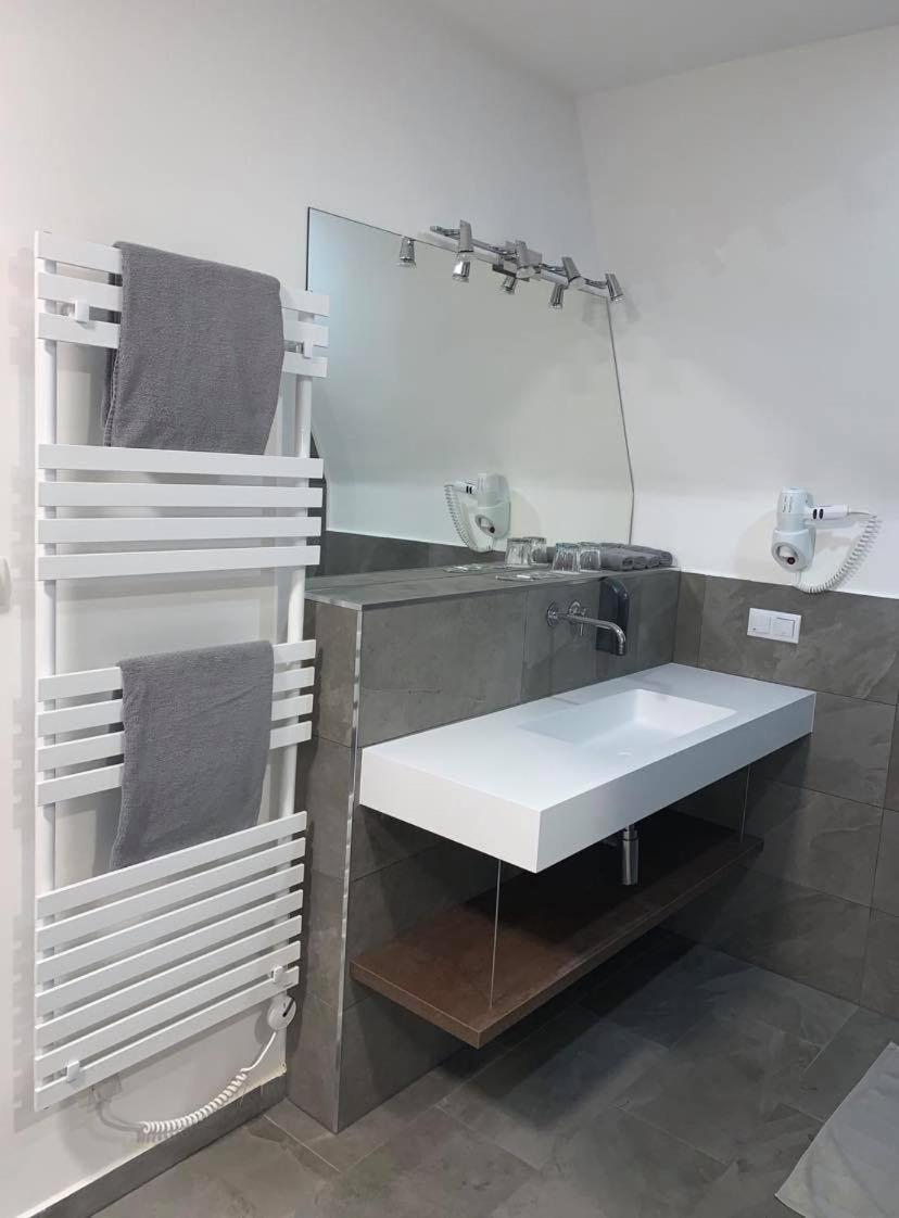 Deluxe Double Room with Bath - Photo 3