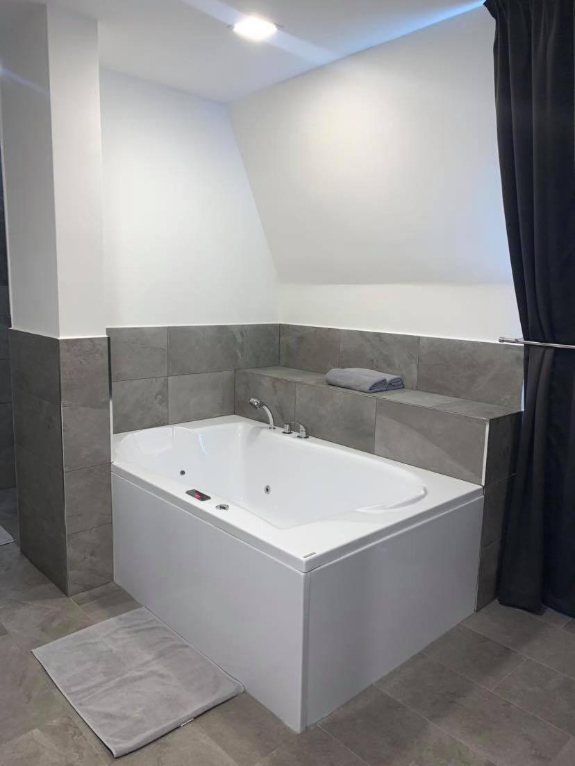 Deluxe Double Room with Bath - Photo 4
