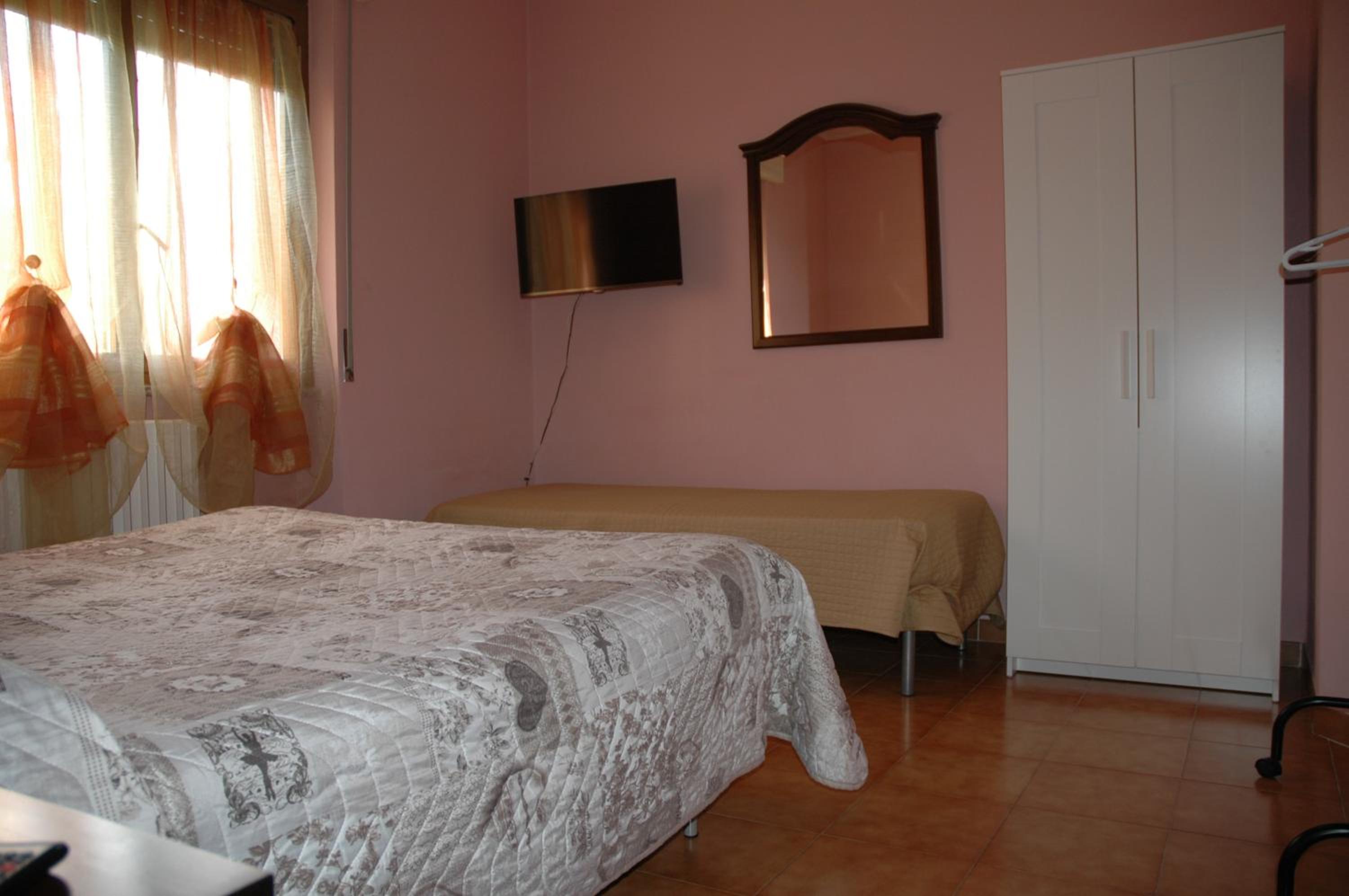 Triple Room with Private Bathroom photo 2