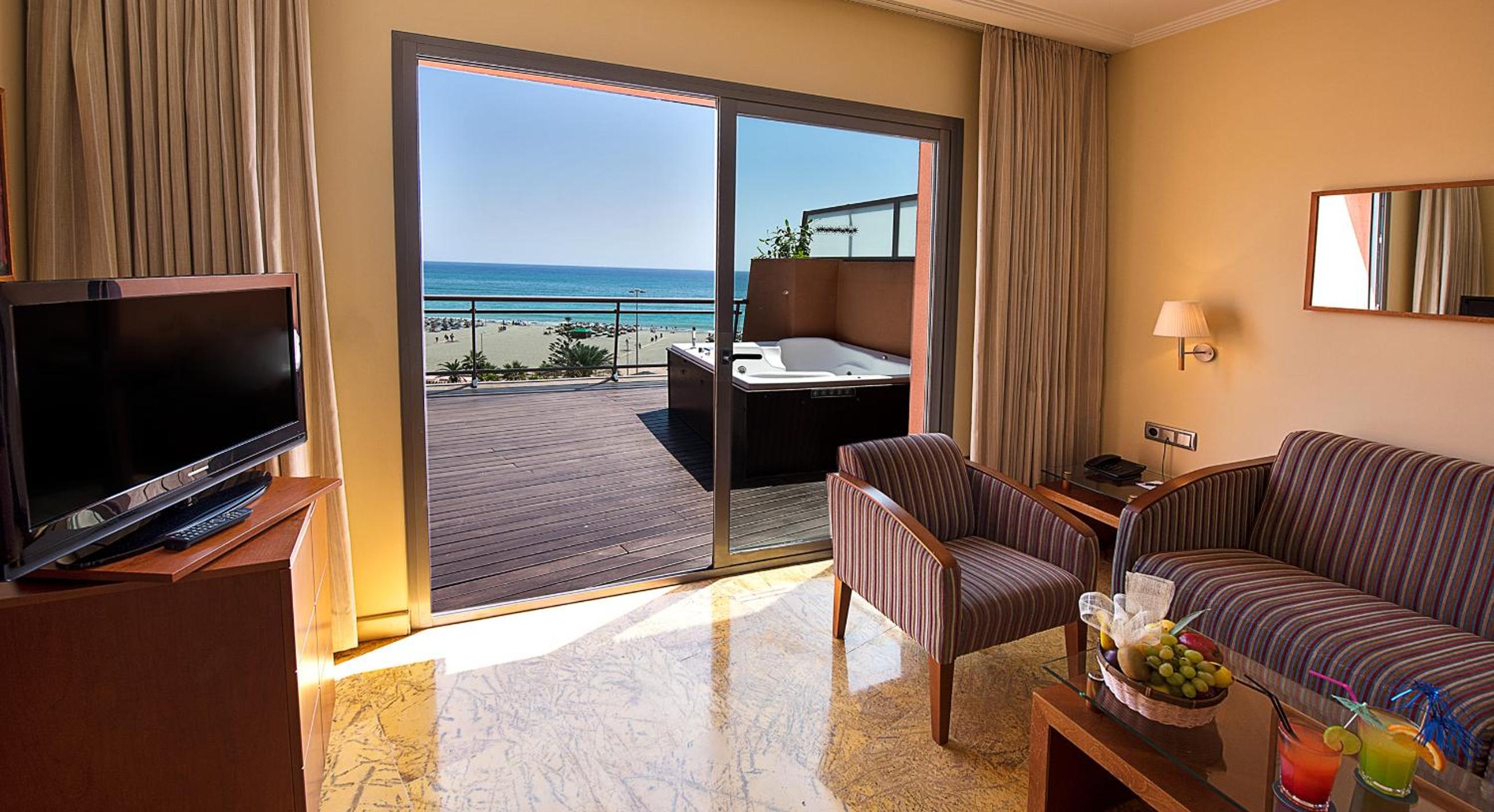 Suite con jacuzzi y vista (2 adultos + 2 niños)
