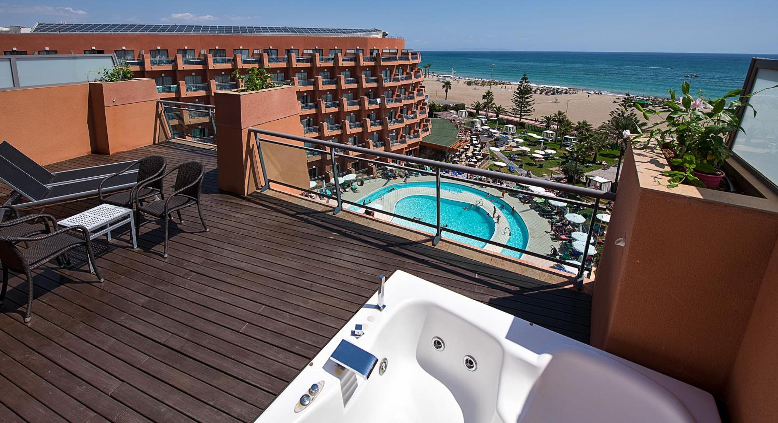 Suite con jacuzzi y vista (2 adultos + 2 niños)
