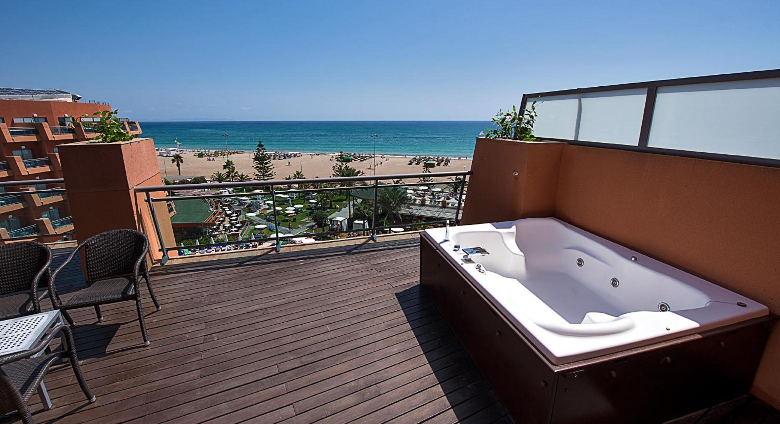 Suite con jacuzzi y vista (2 adultos + 2 niños)