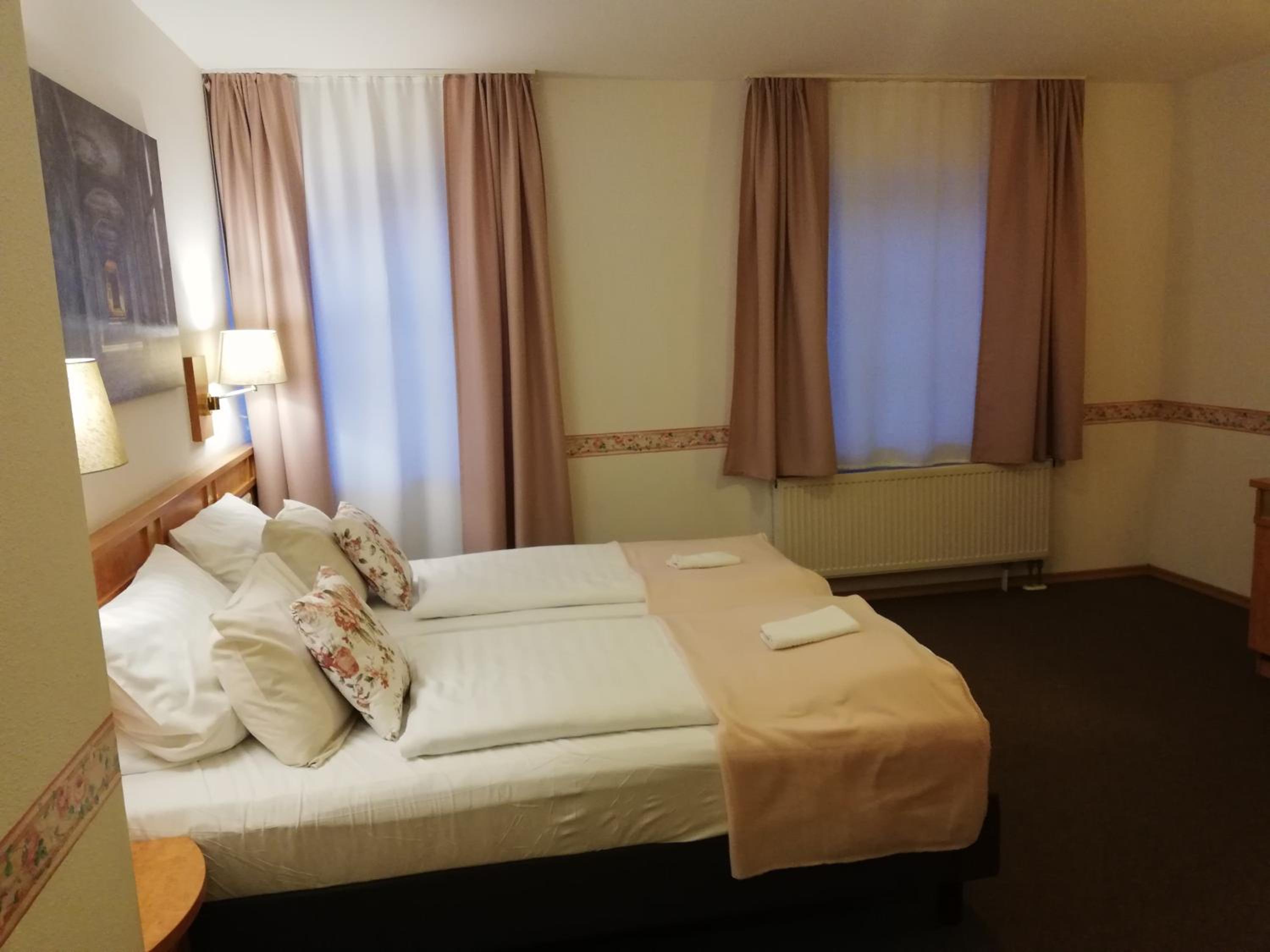 Twin Room with Extra Bed photo 3