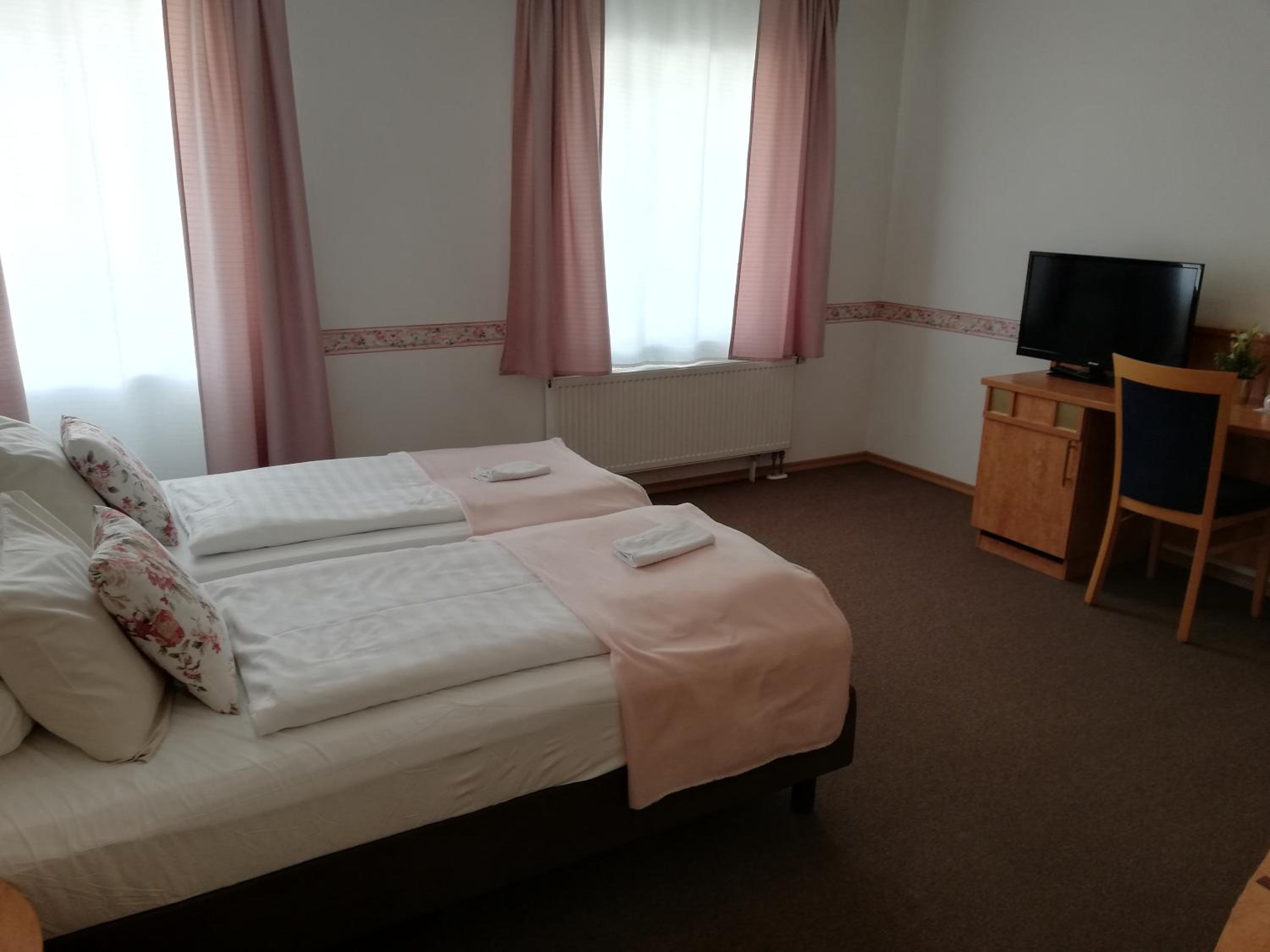 Twin Room with Extra Bed photo 2