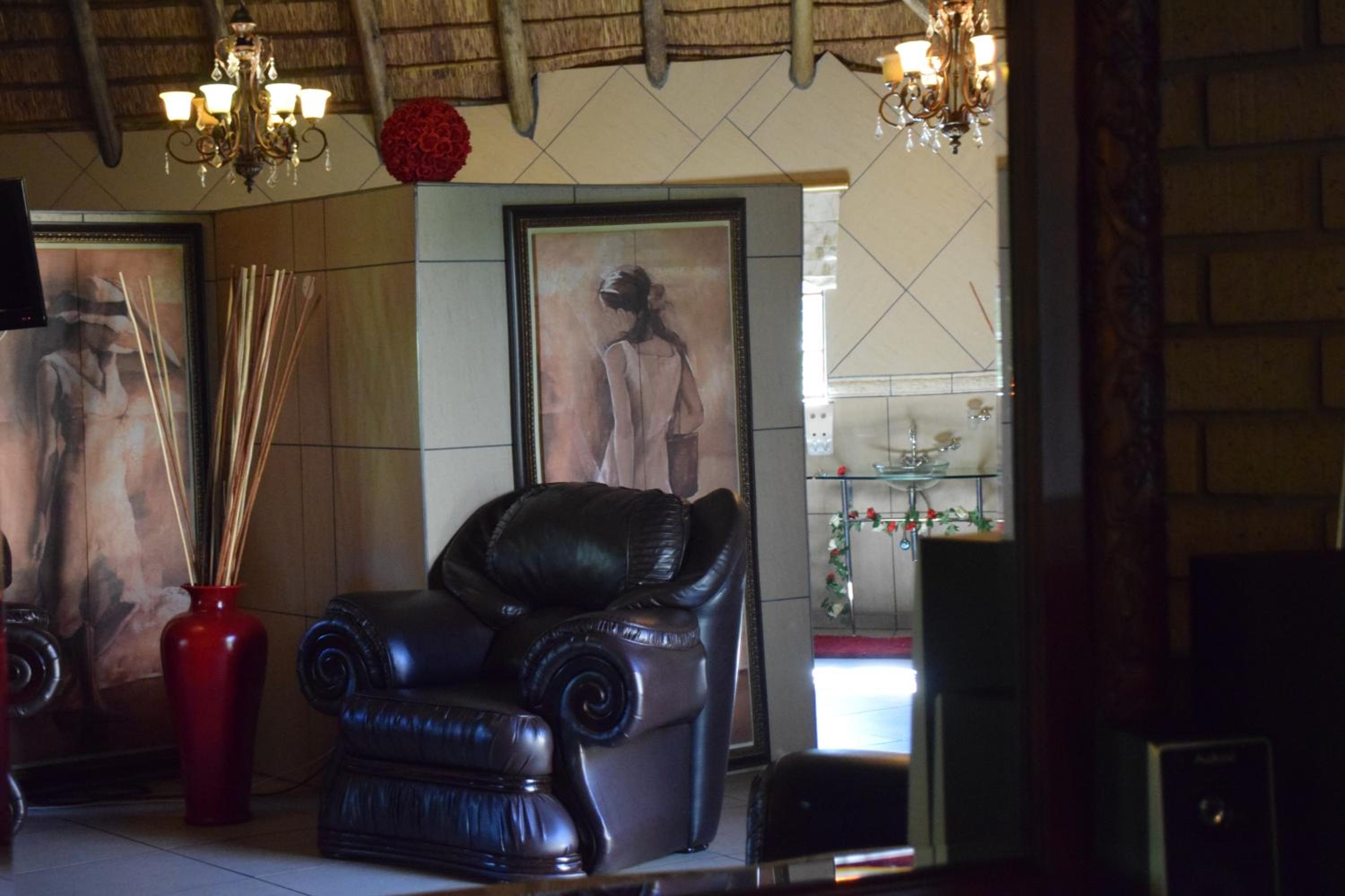 Deluxe King Room - Photo 8