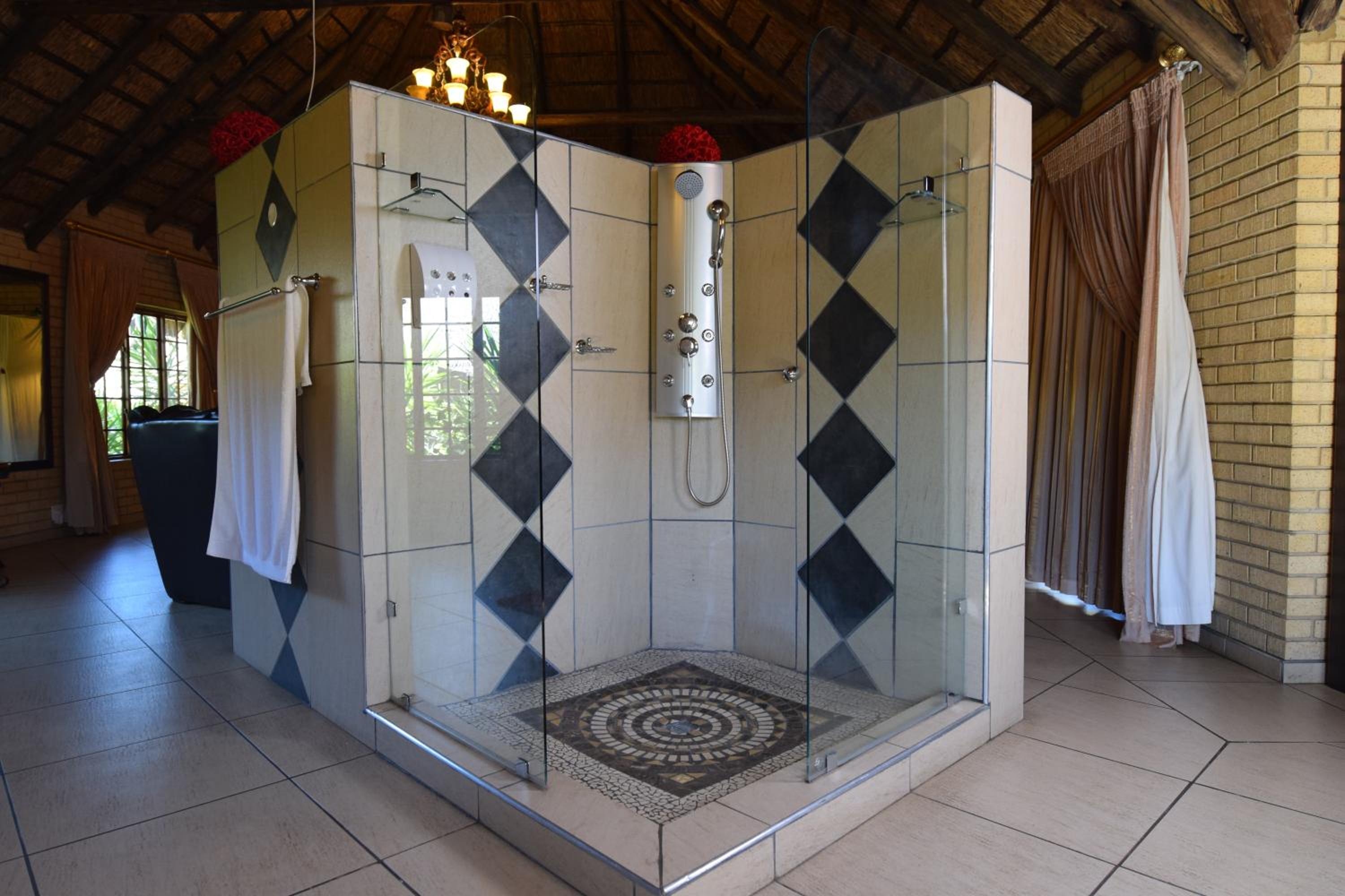 Deluxe King Room - Photo 10