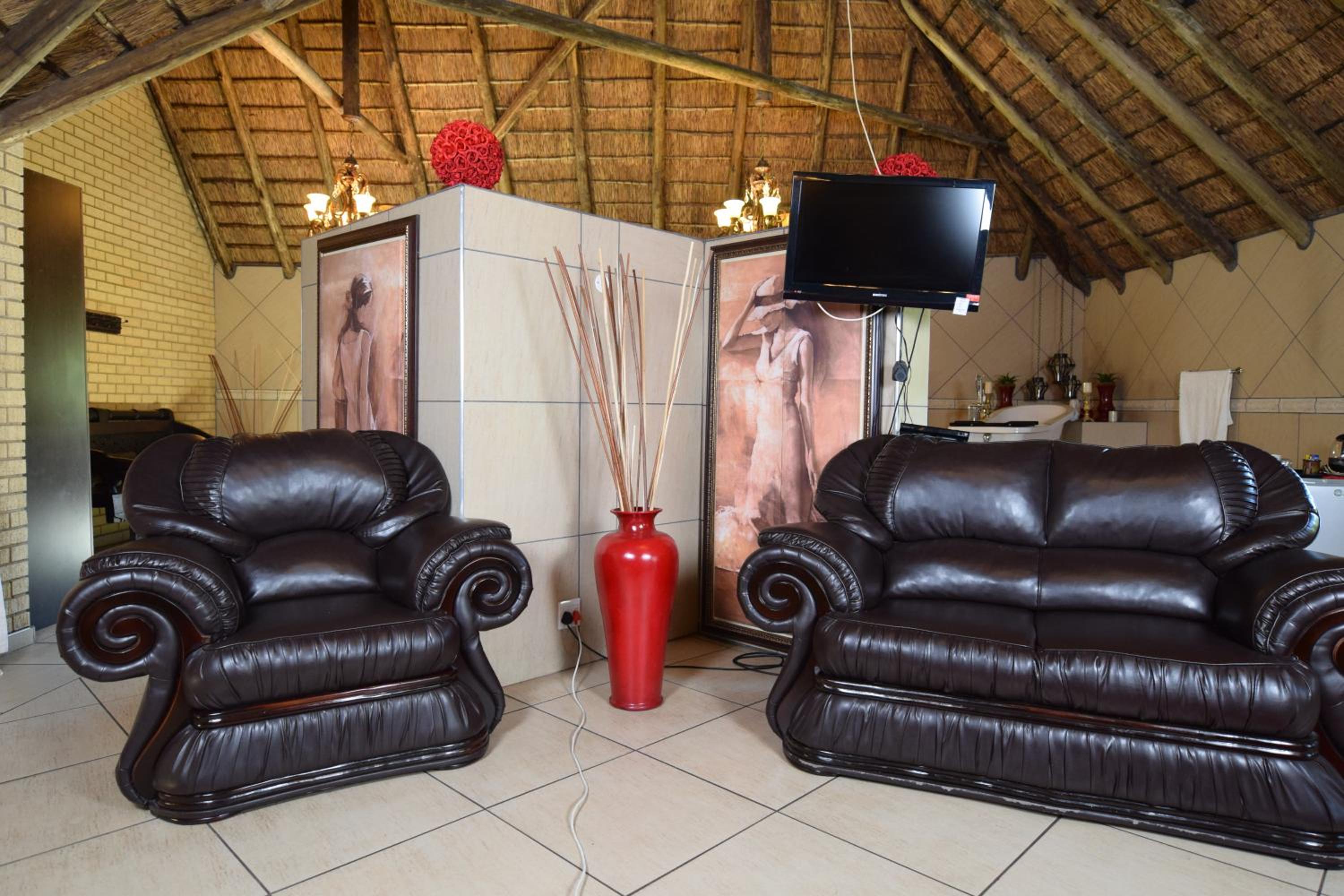 Deluxe King Room - Photo 11