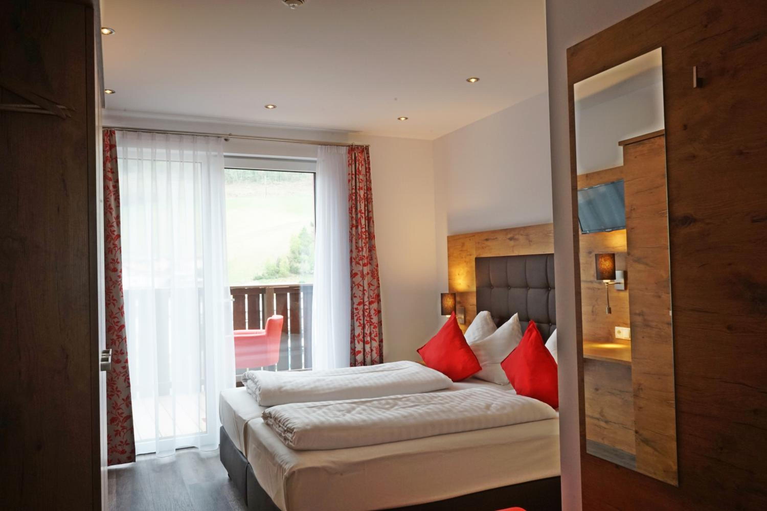 Superior Double Room with Balcony - Photo 4