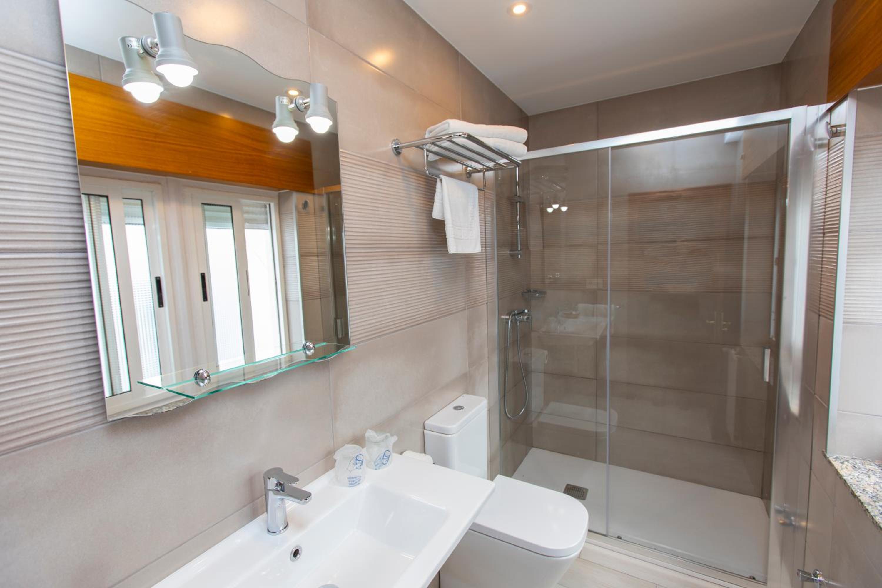 Double Room with Private Bathroom - Photo 16
