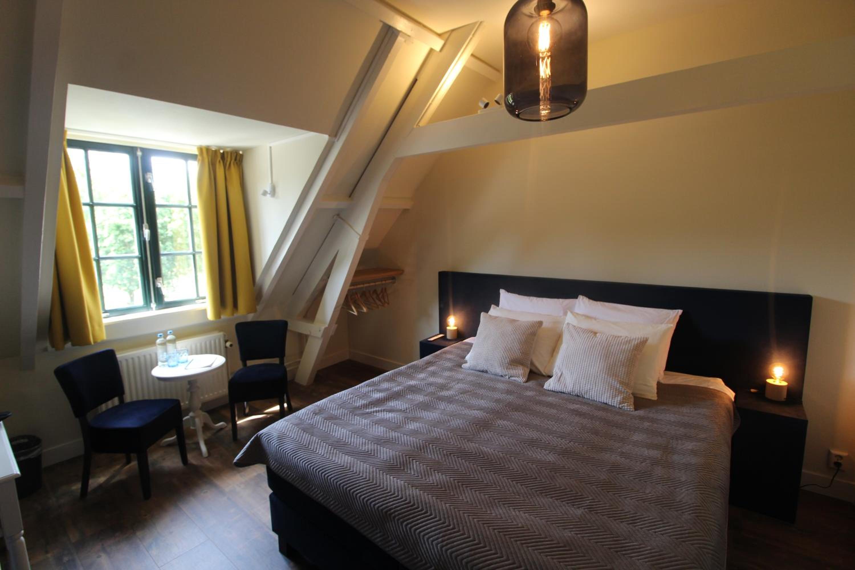 Double or Twin Room with Bathroom - Photo 2