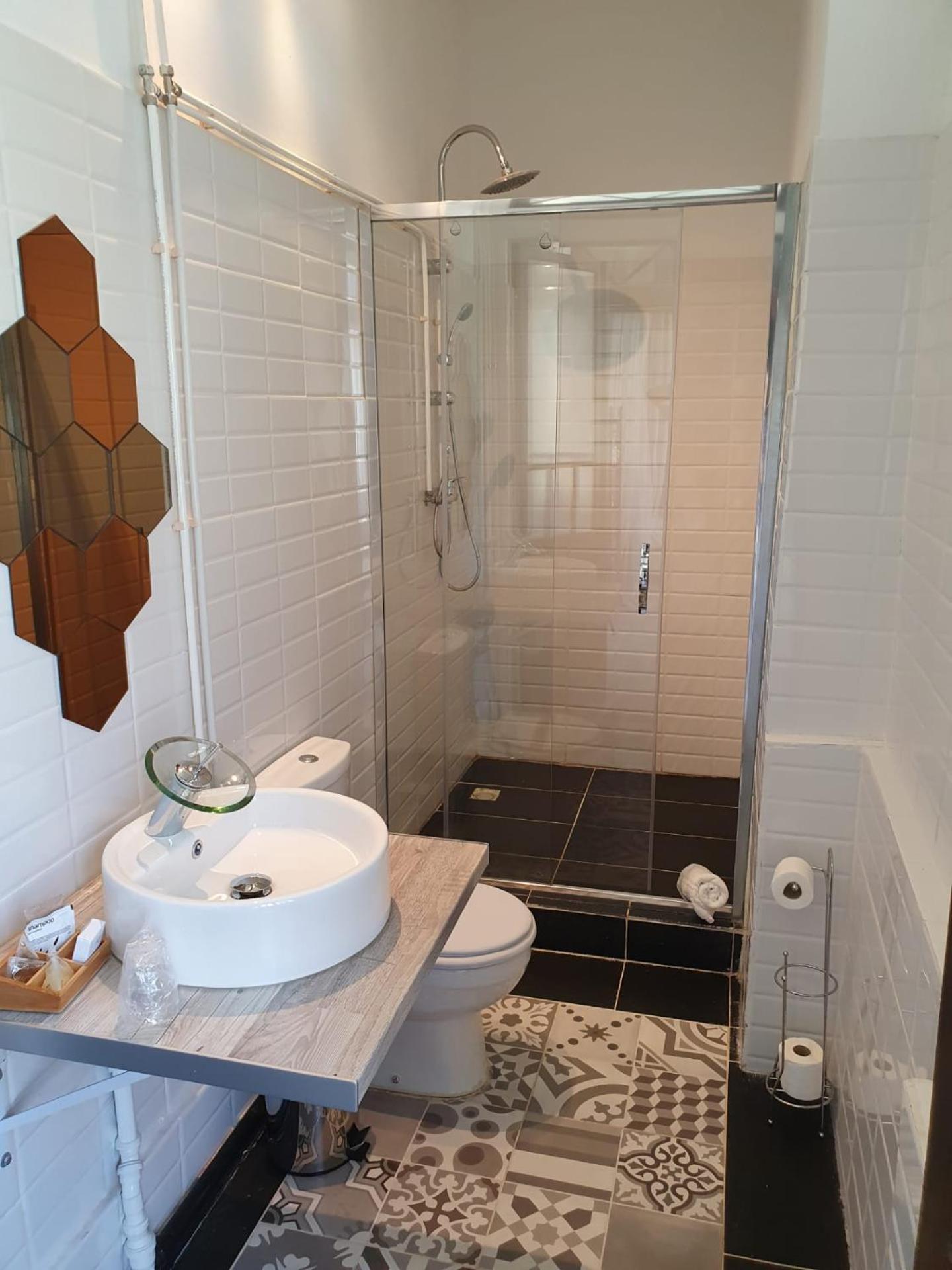 Double Room with Balcony - Photo 12