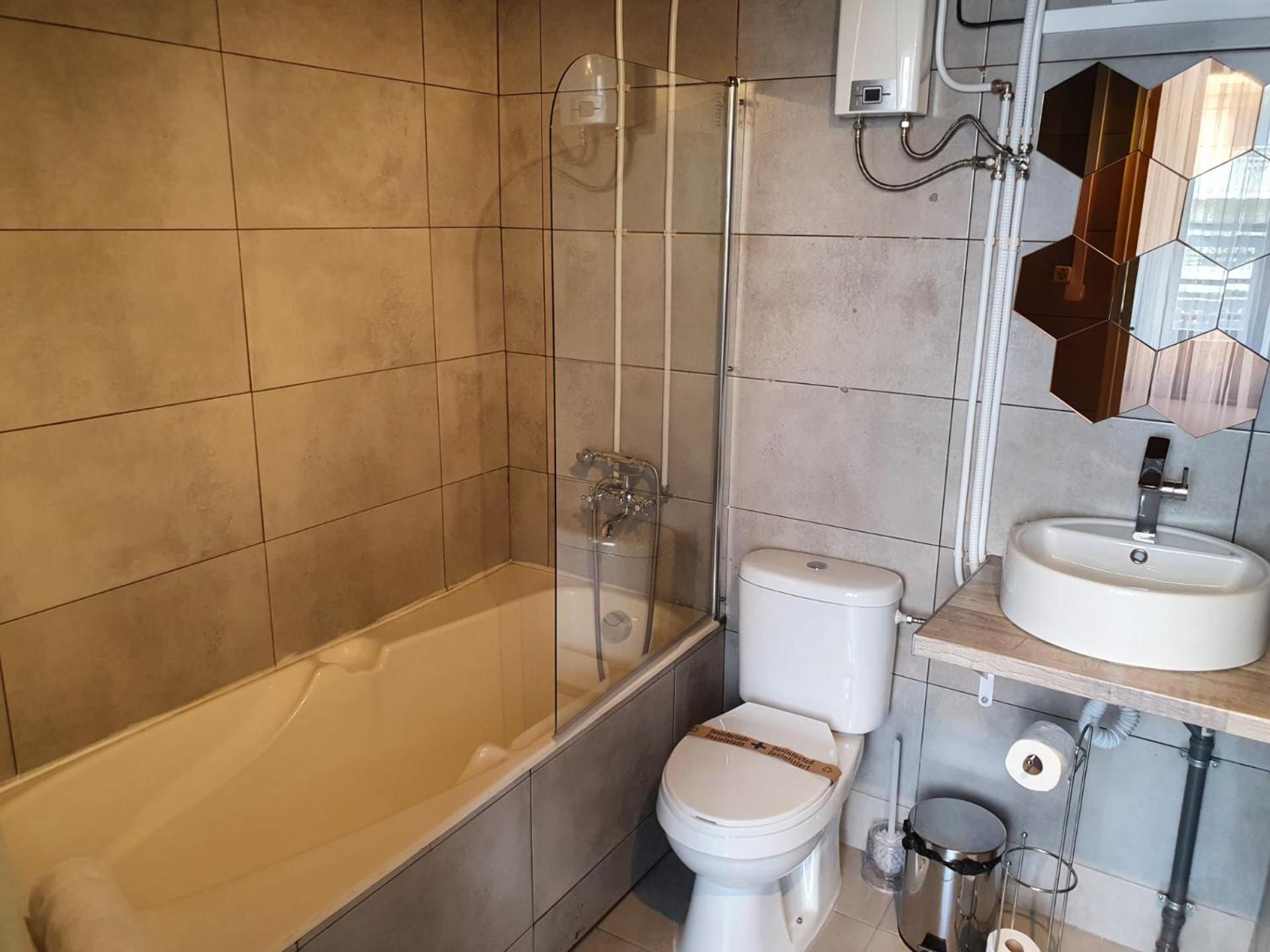 Standard Double Room - Photo 11
