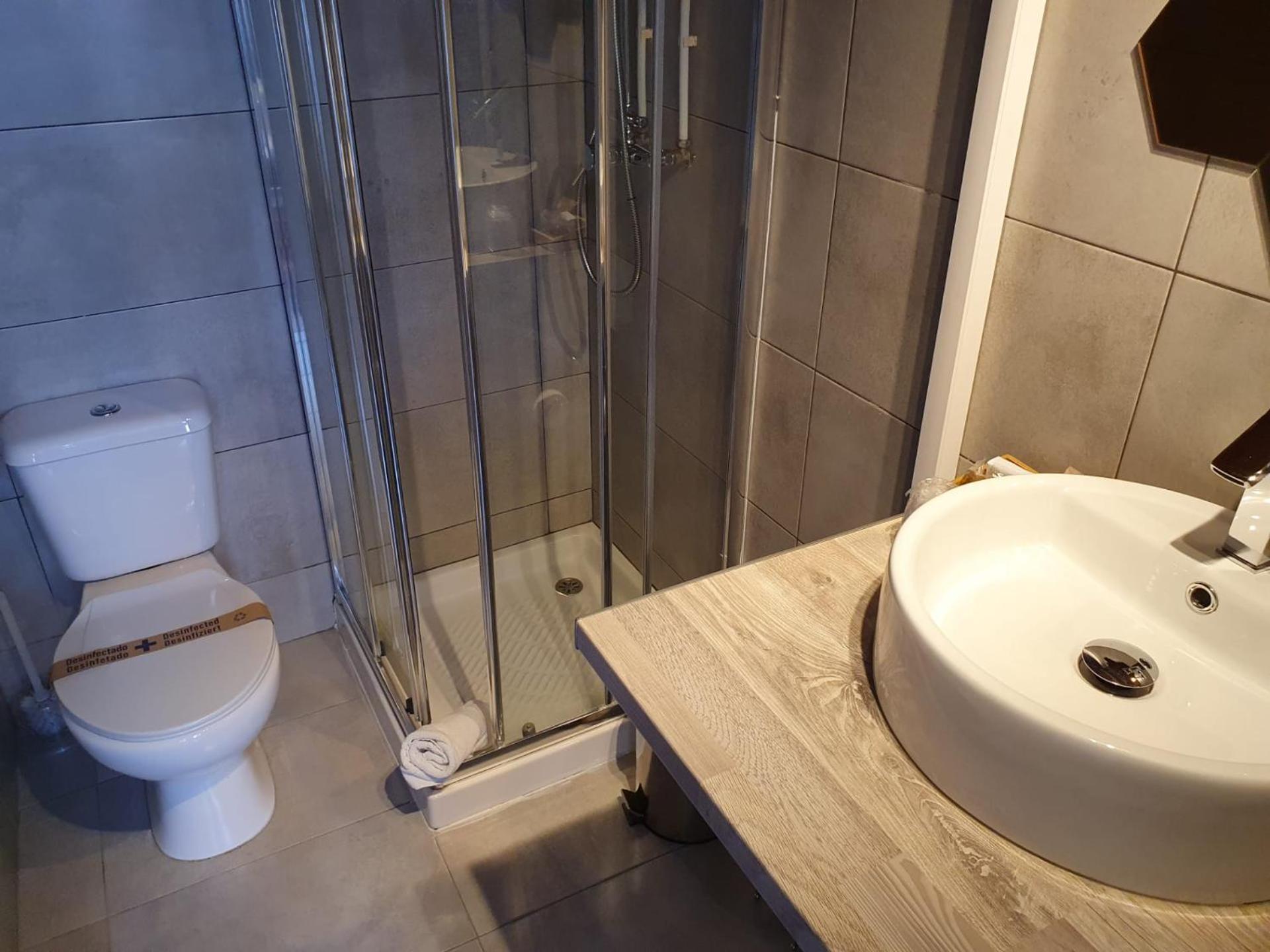 Standard Double Room - Photo 18