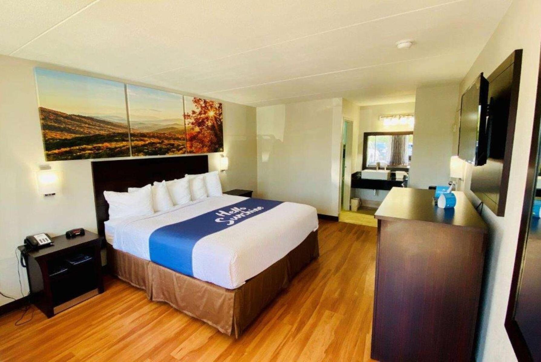 King Room - Non-Smoking photo 2