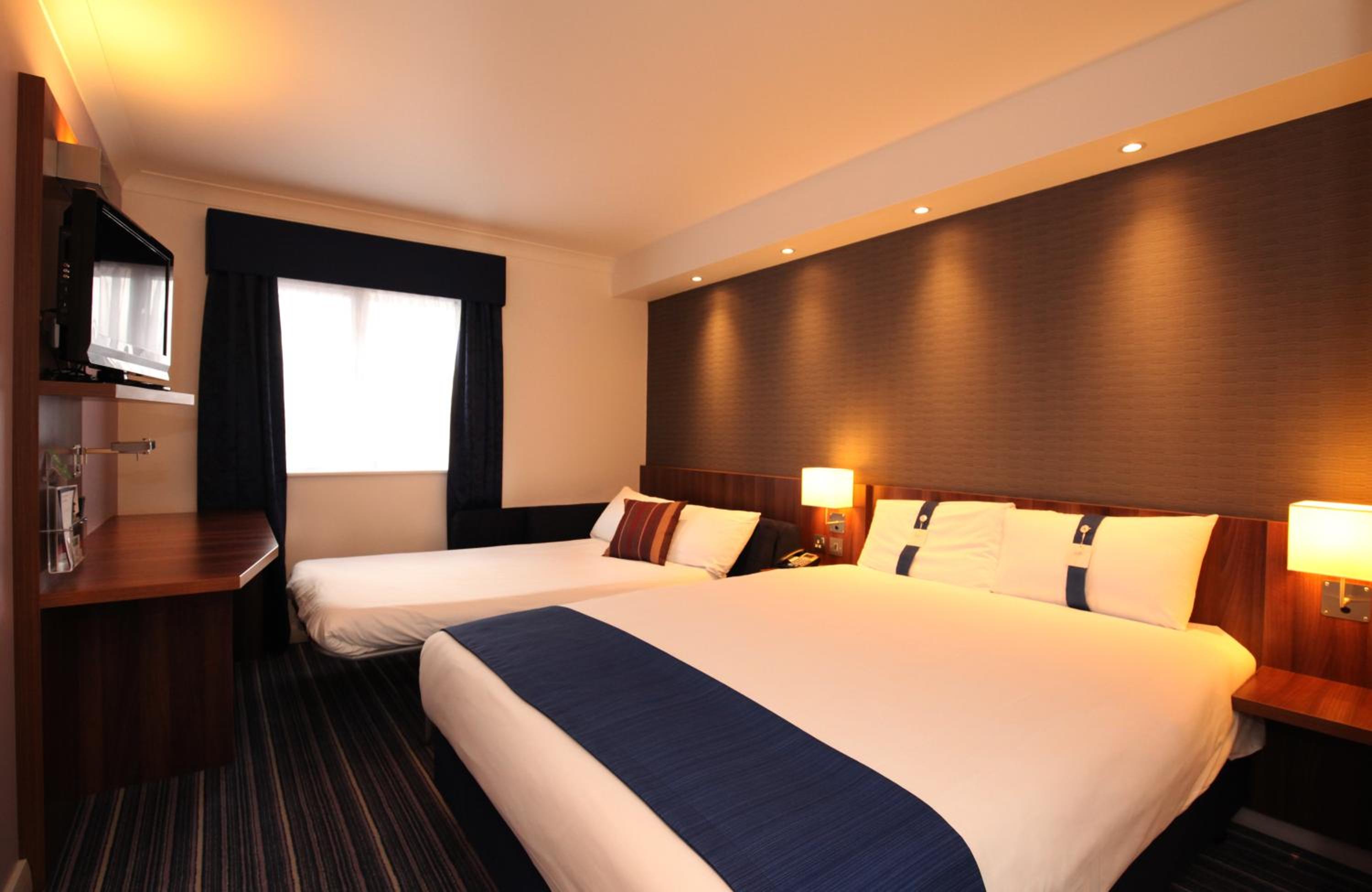 Standard Double Room with Sofa Bed and Free Hot Breakfast - Photo 9