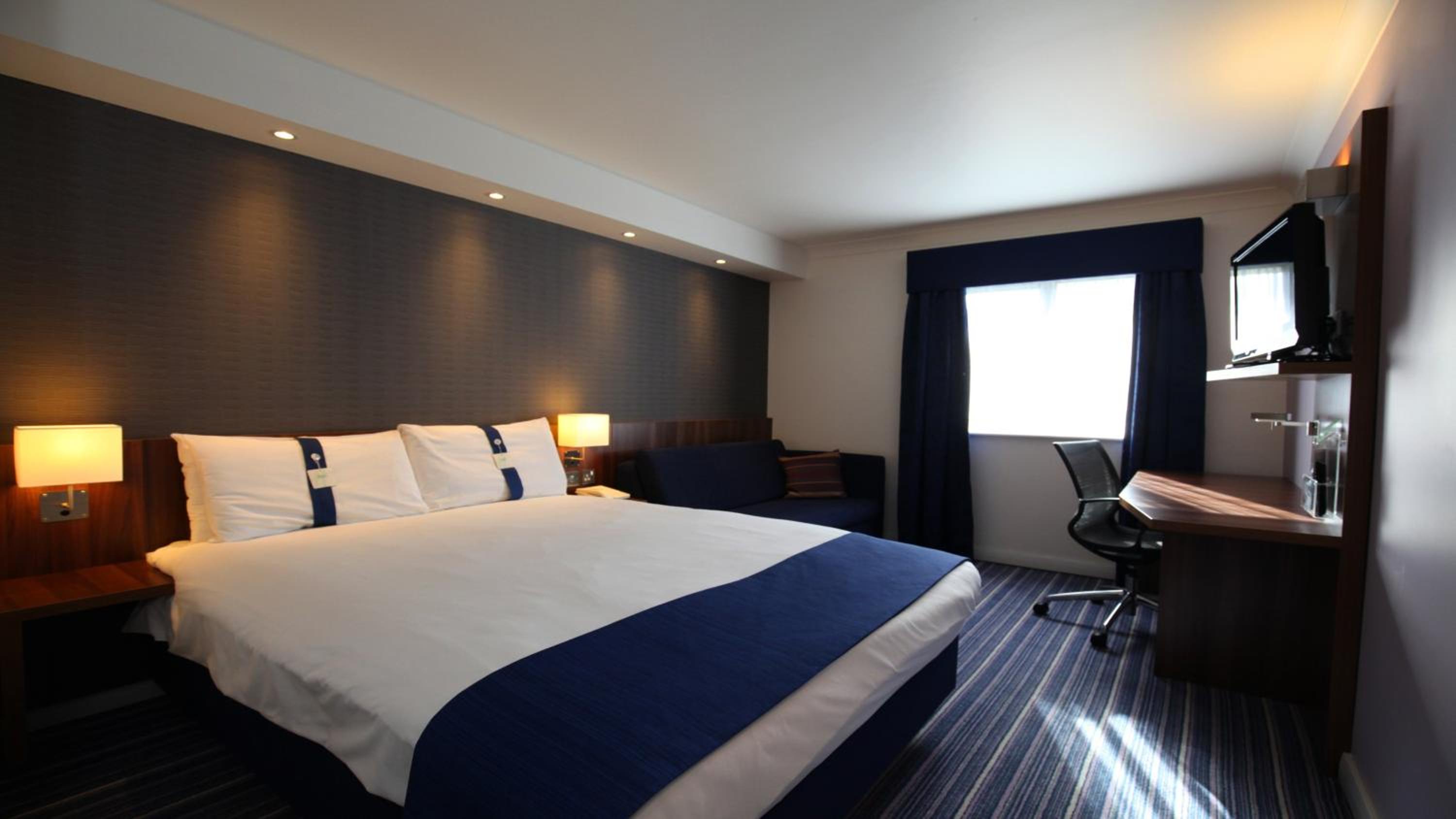 Standard Double Room with Sofa Bed and Free Hot Breakfast - Photo 11