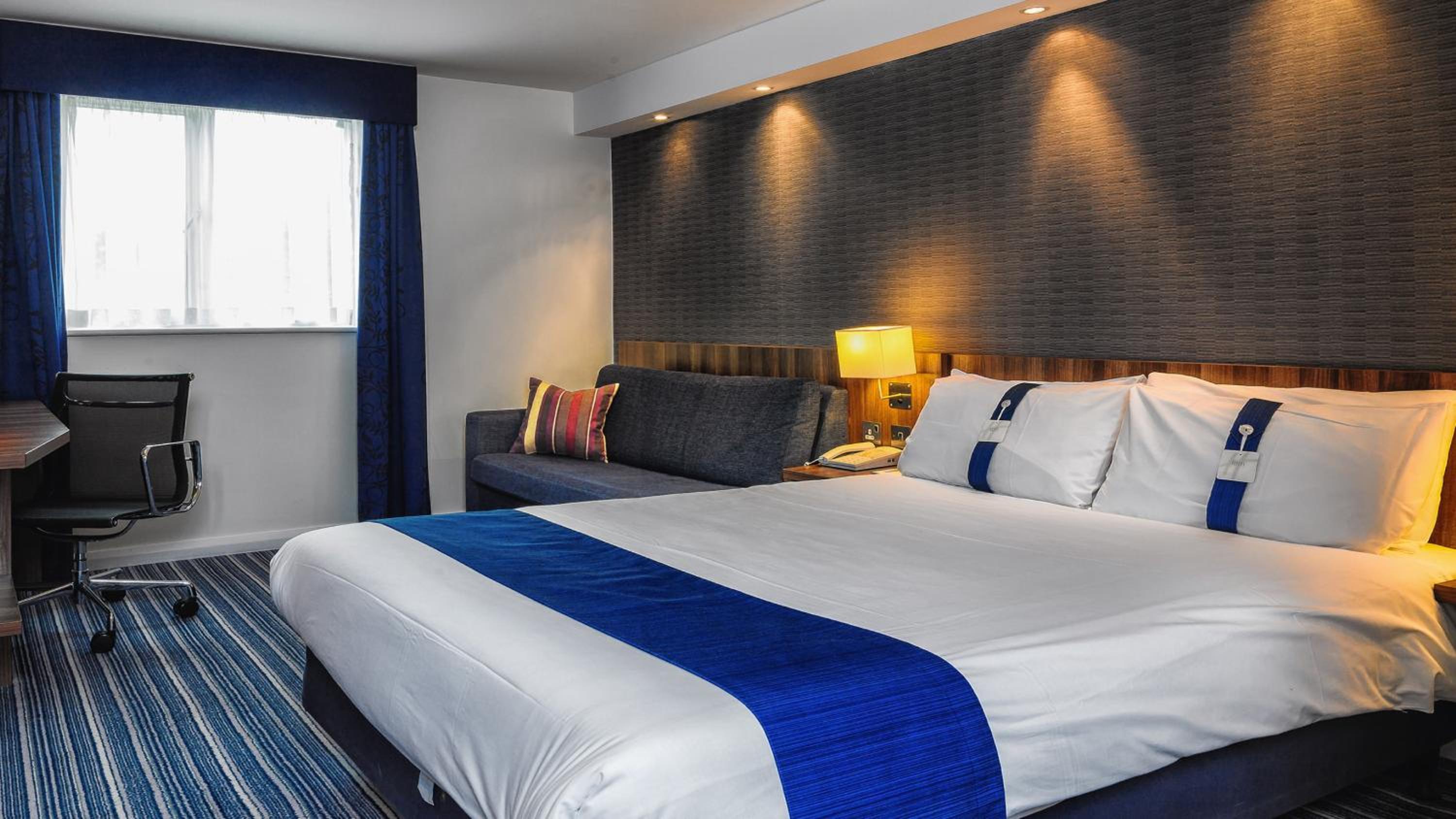 Standard Double Room with Sofa Bed and Free Hot Breakfast - Photo 12