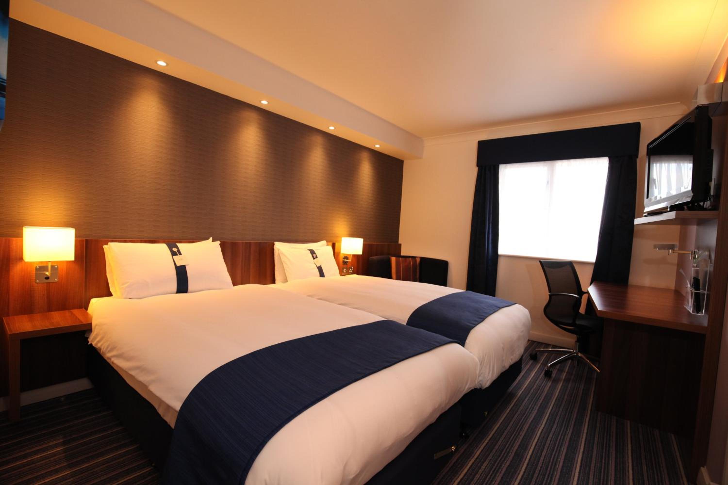 Standard Twin Room with Free Hot Breakfast - Photo 8