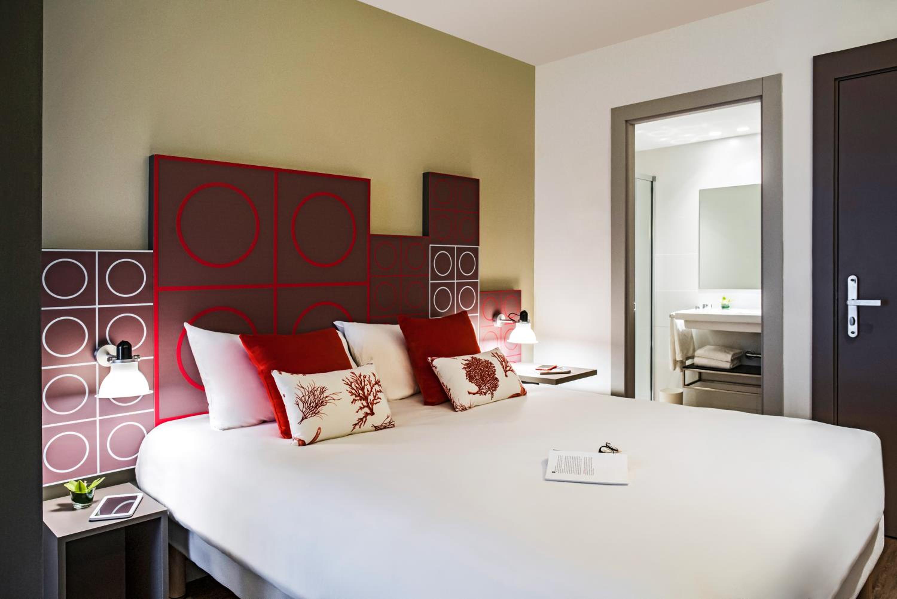 2 Adjacent Rooms