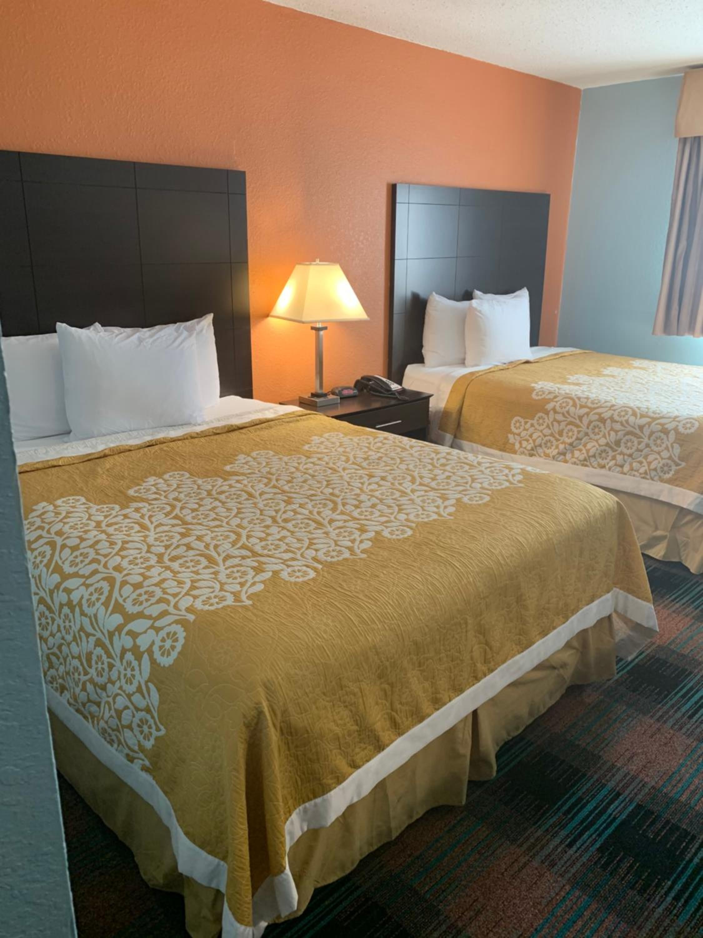 Queen Room With Two Queen Beds - Smoking