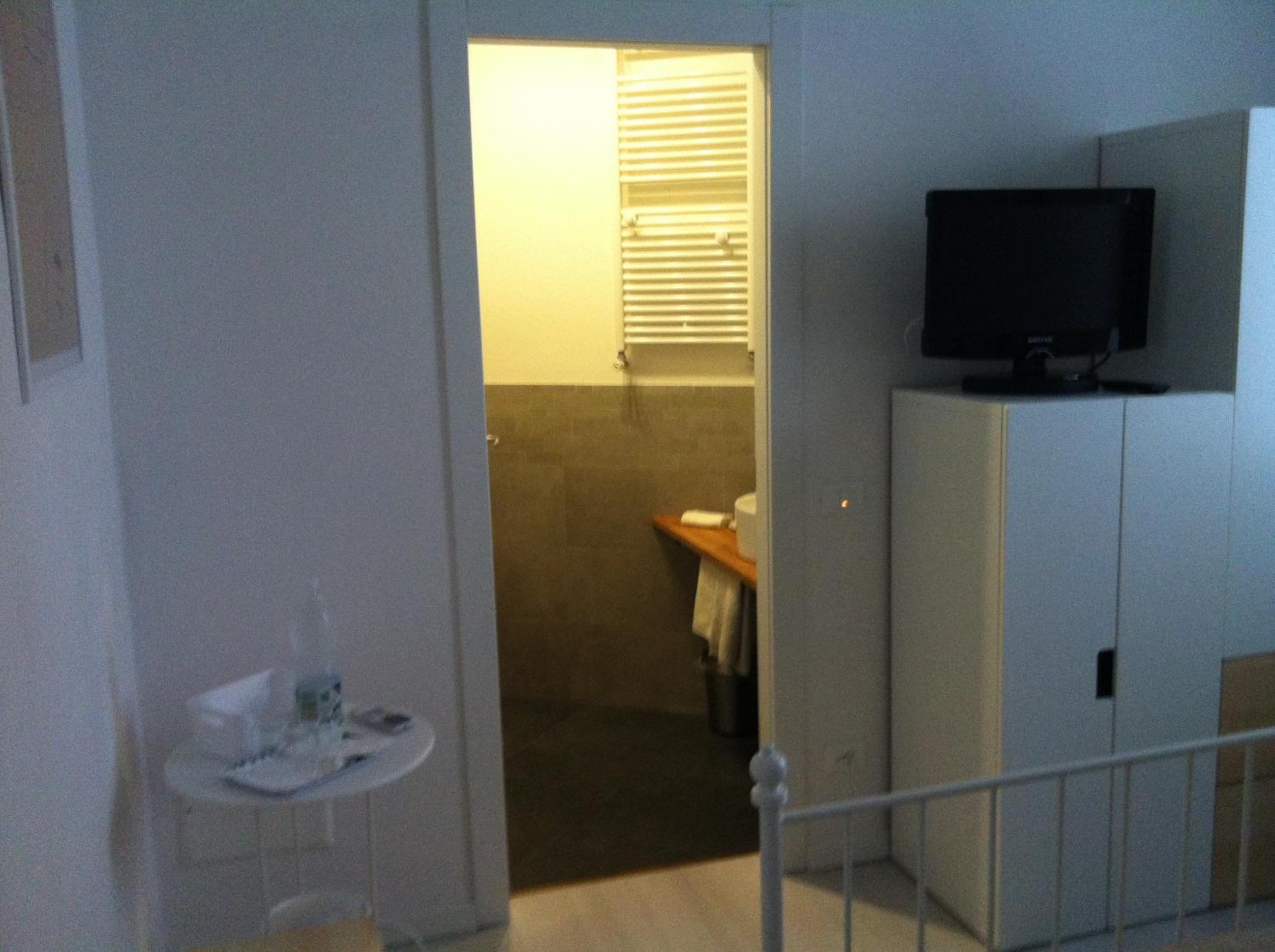 Single Room with Bathroom photo 1