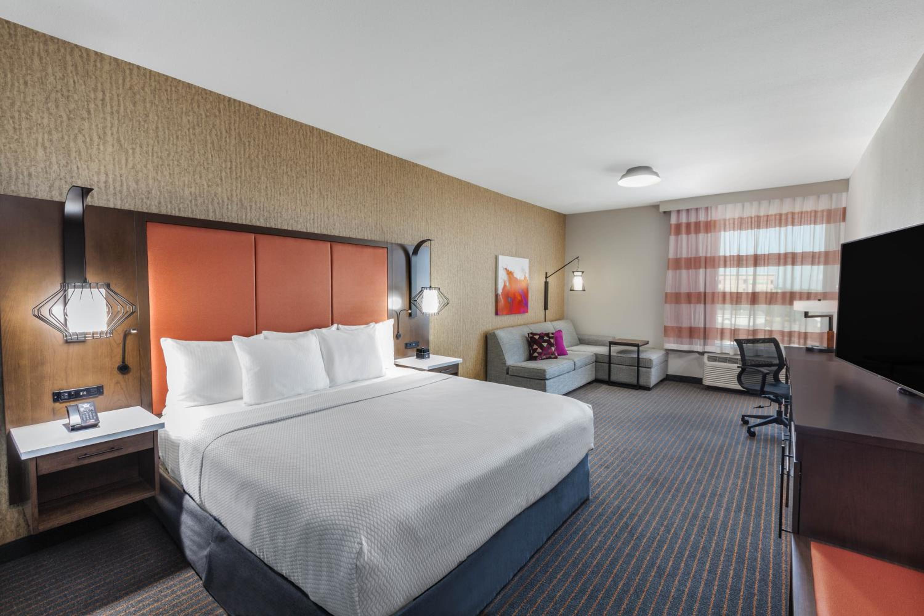 Deluxe King Room with Roll In Shower - Non-Smoking - Photo 1
