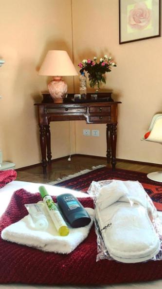 Double or Twin Room with Lake View and Private External Bathroom - Photo 10