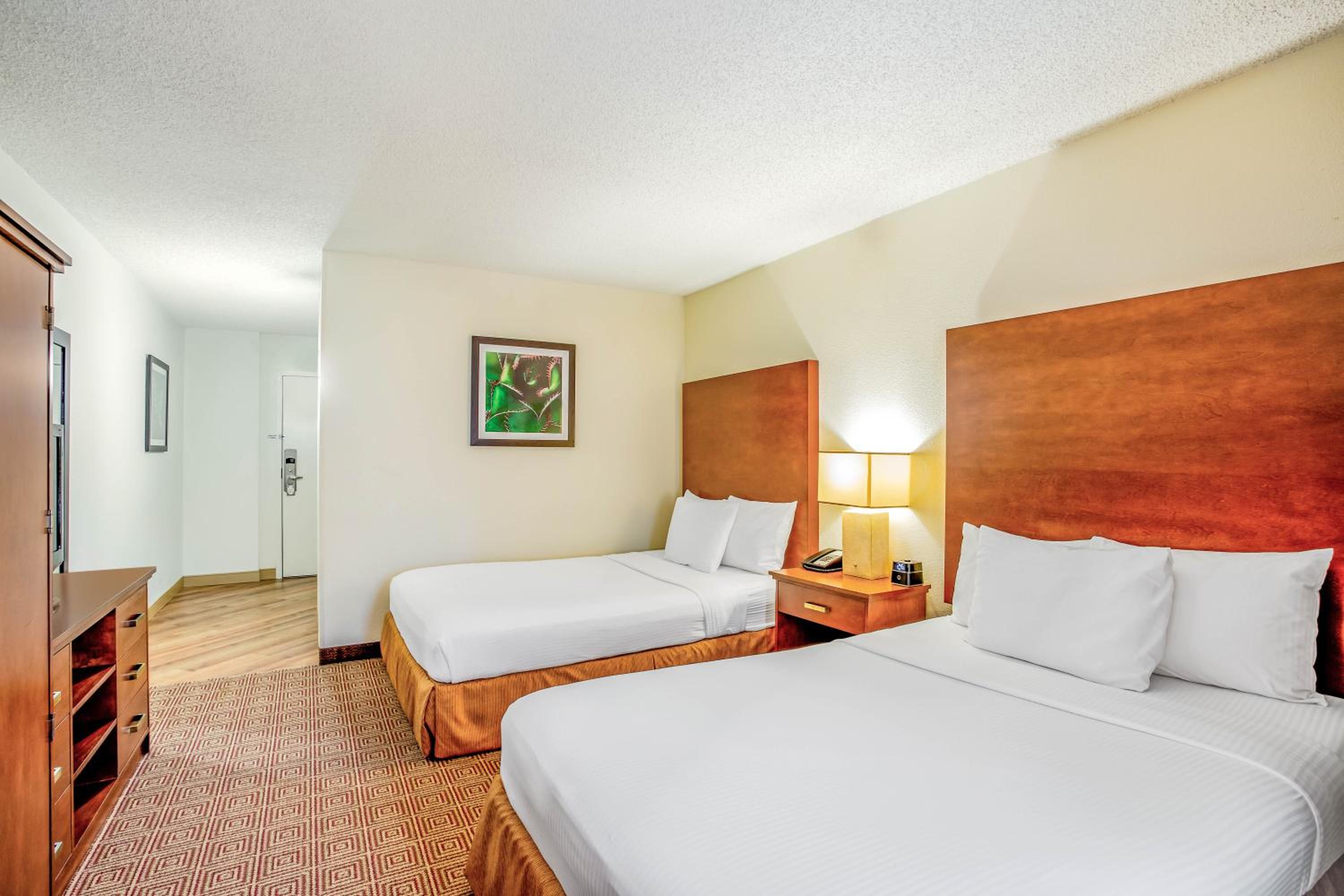 Double Room with Two Double Beds and Mobility/Hearing Impaired Access - Non-Smoking - Photo 2
