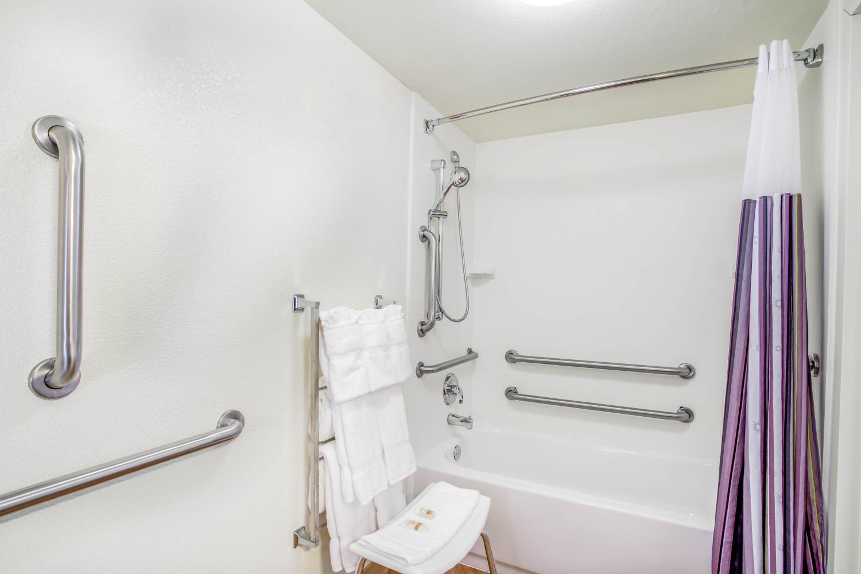 Double Room with Two Double Beds and Mobility/Hearing Impaired Access - Non-Smoking - Photo 5