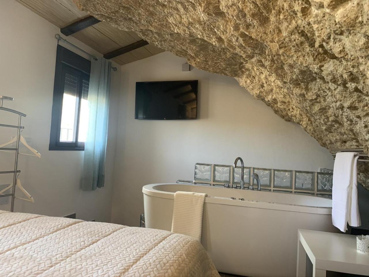 Suite with Hot Tub - Photo 2