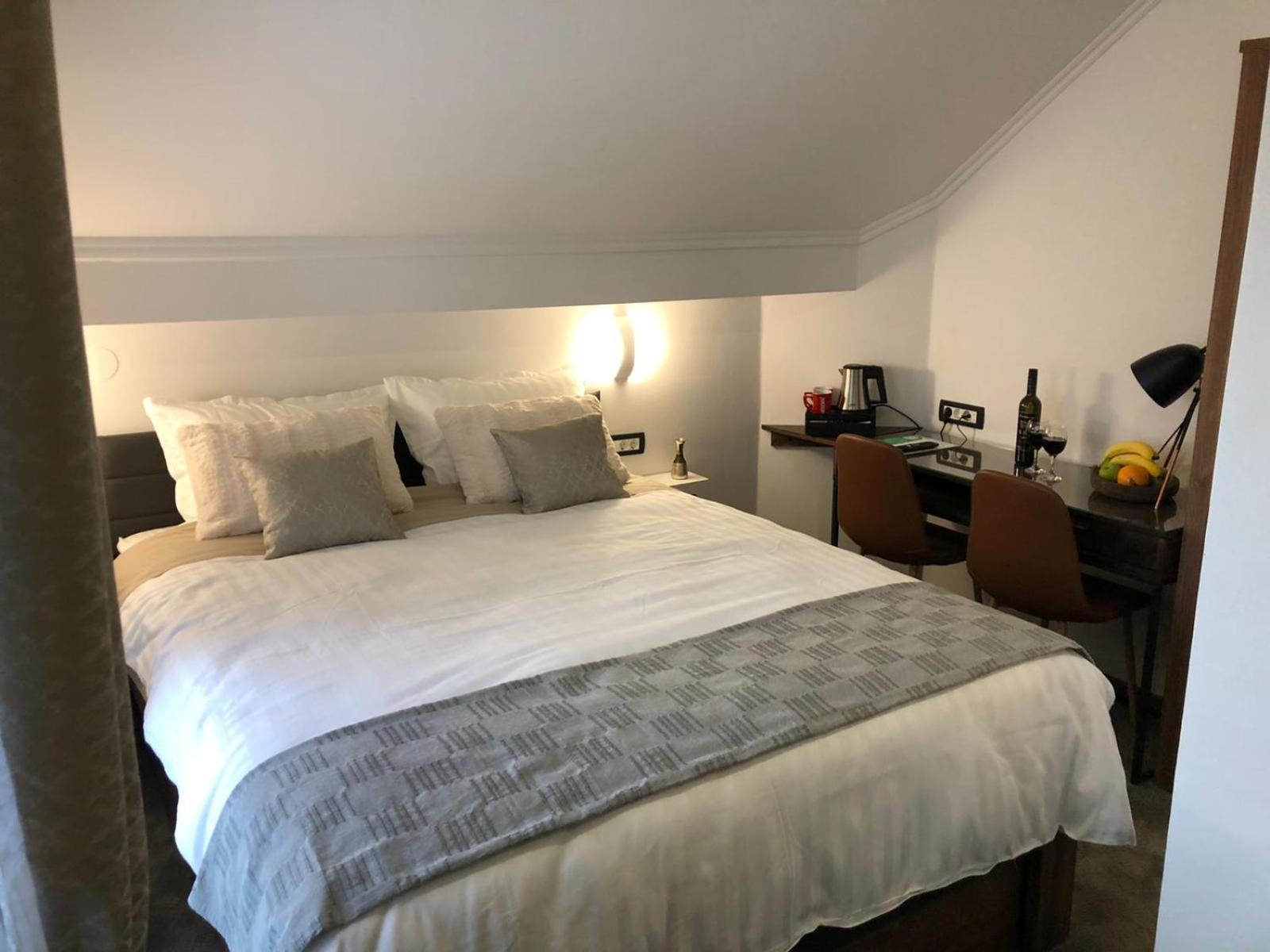 Deluxe Double Room with Extra Bed - Photo 9
