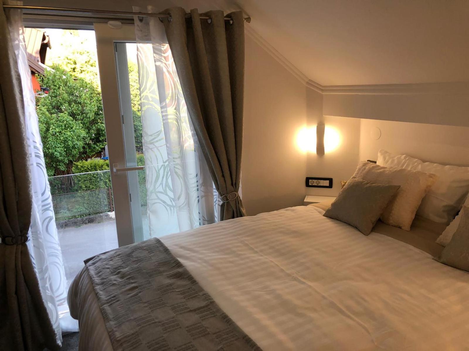 Deluxe Double Room with Extra Bed - Photo 8
