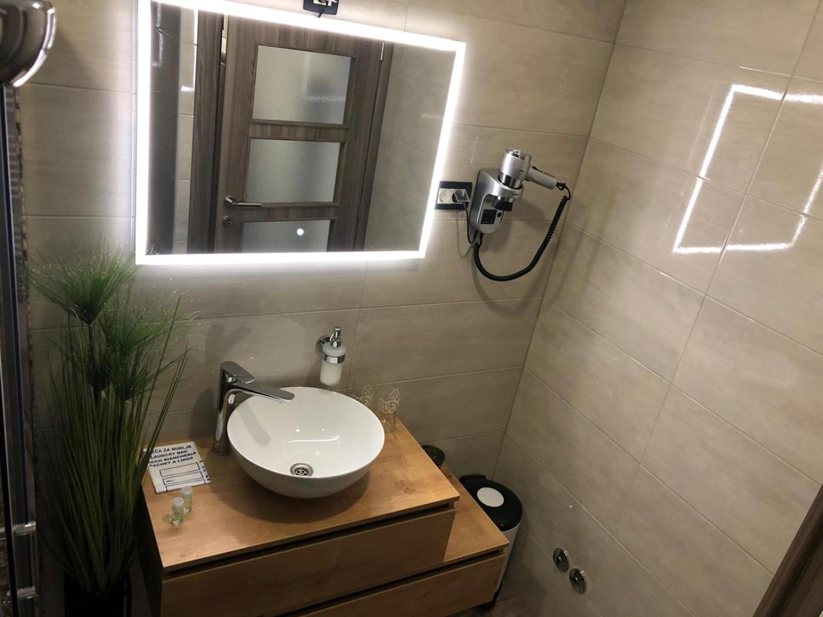 Deluxe Double Room with Extra Bed - Photo 4