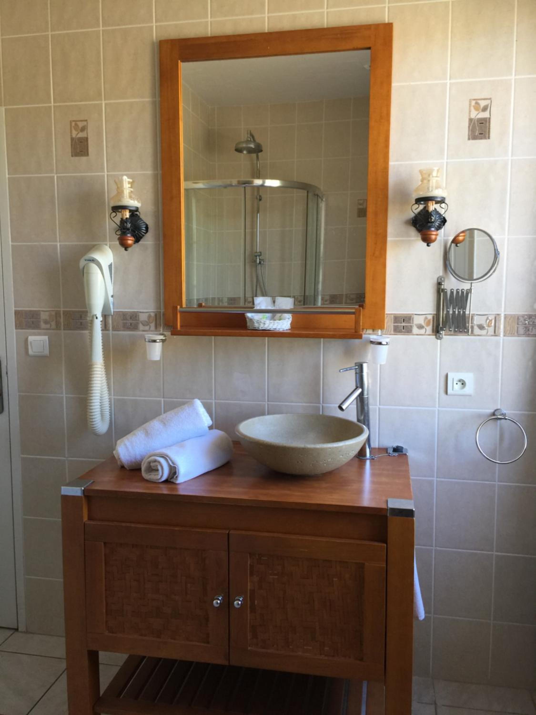 Standard Double Room - Photo 12
