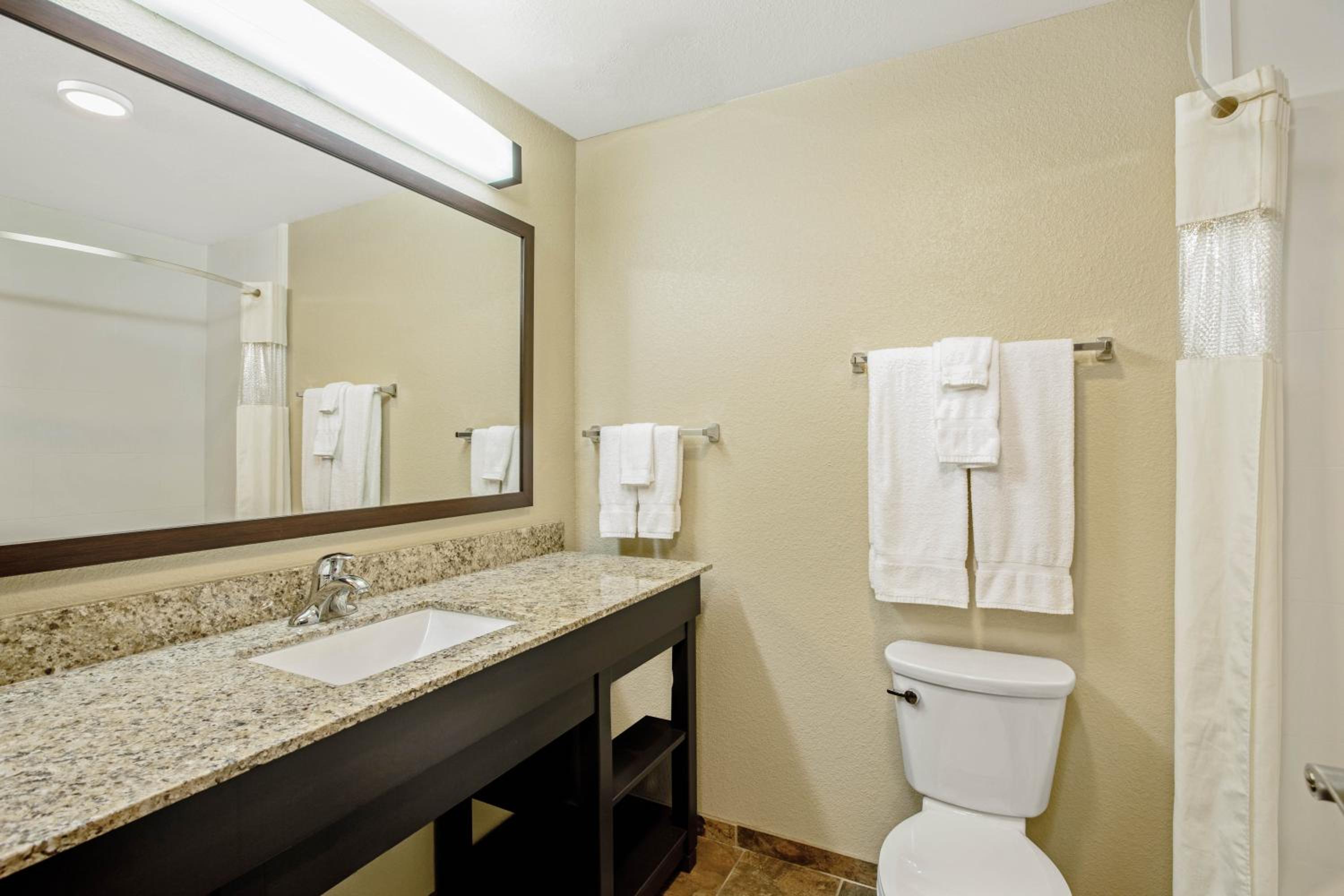 Queen Room with Two Queen Beds and Mobility/Hearing Access - Non-Smoking photo 3