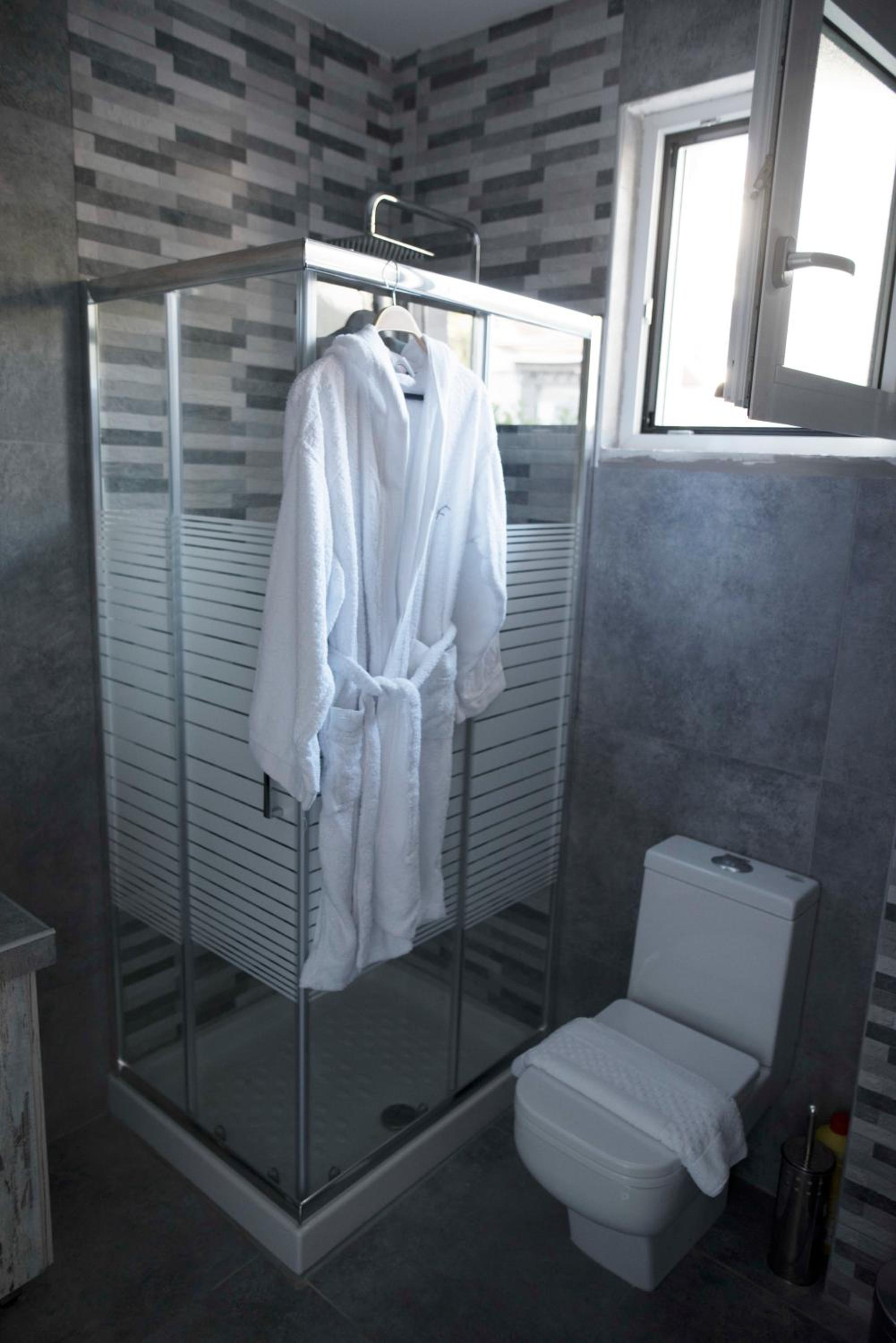 Deluxe King Suite - Photo 13