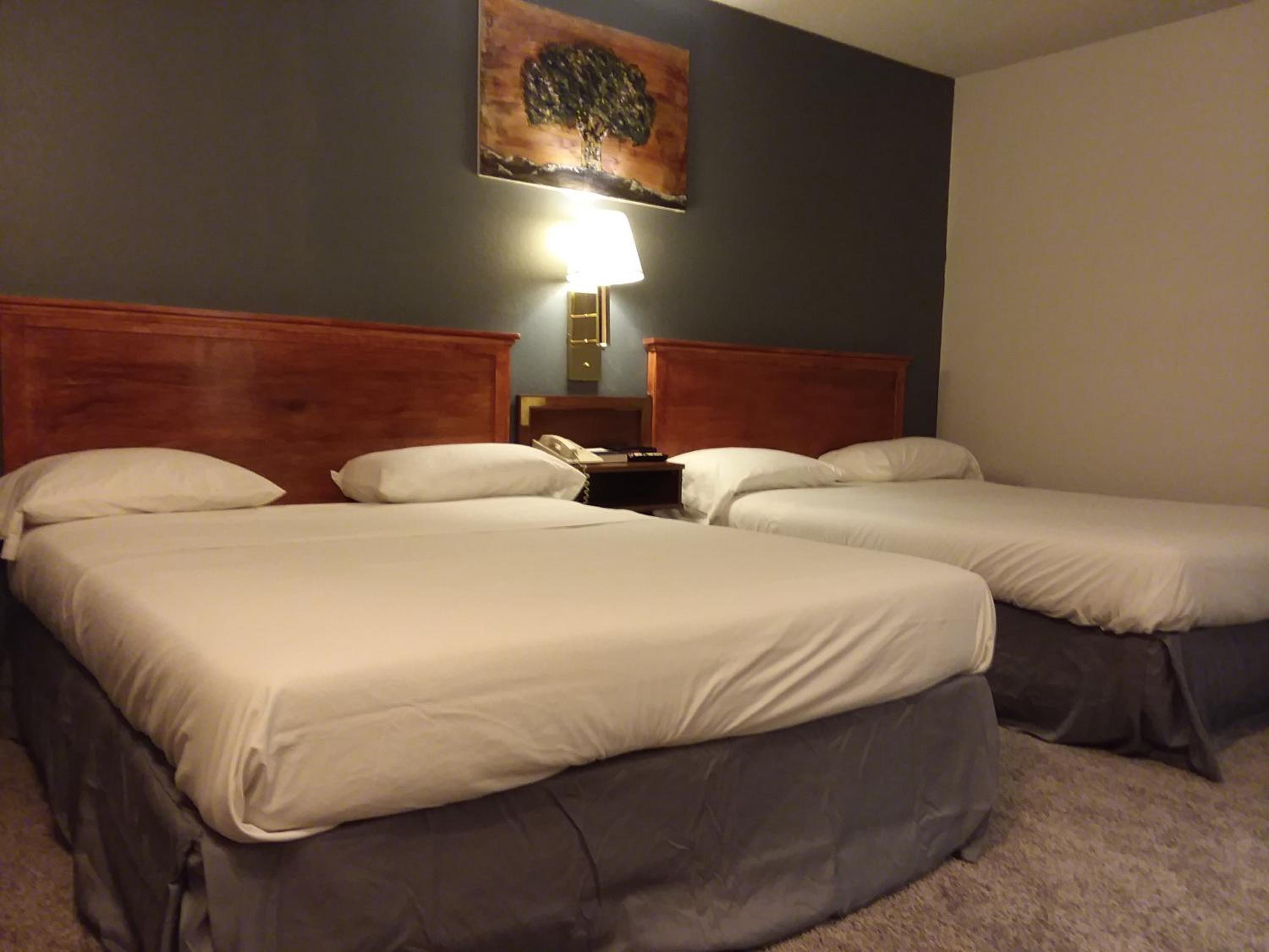 Queen Room With Two Queen Beds - Photo 3