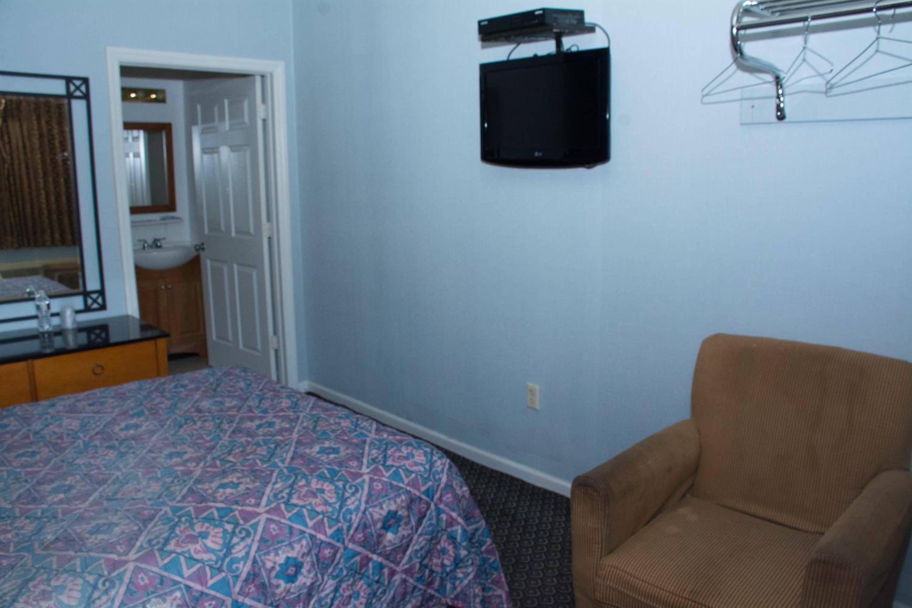 Queen Bed Smoking photo 3