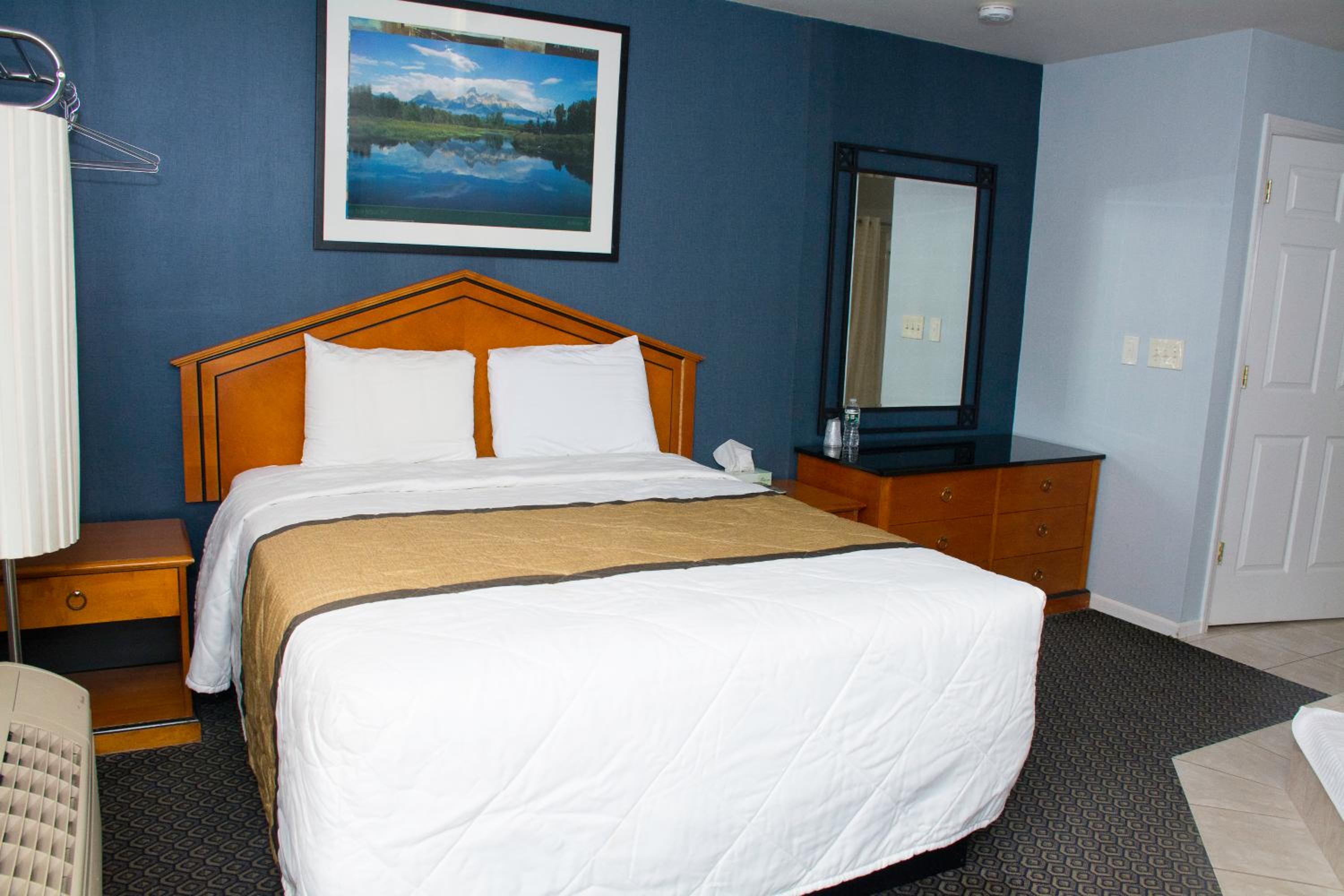 Queen bed Non-Smoking with Jacuzzi photo 3