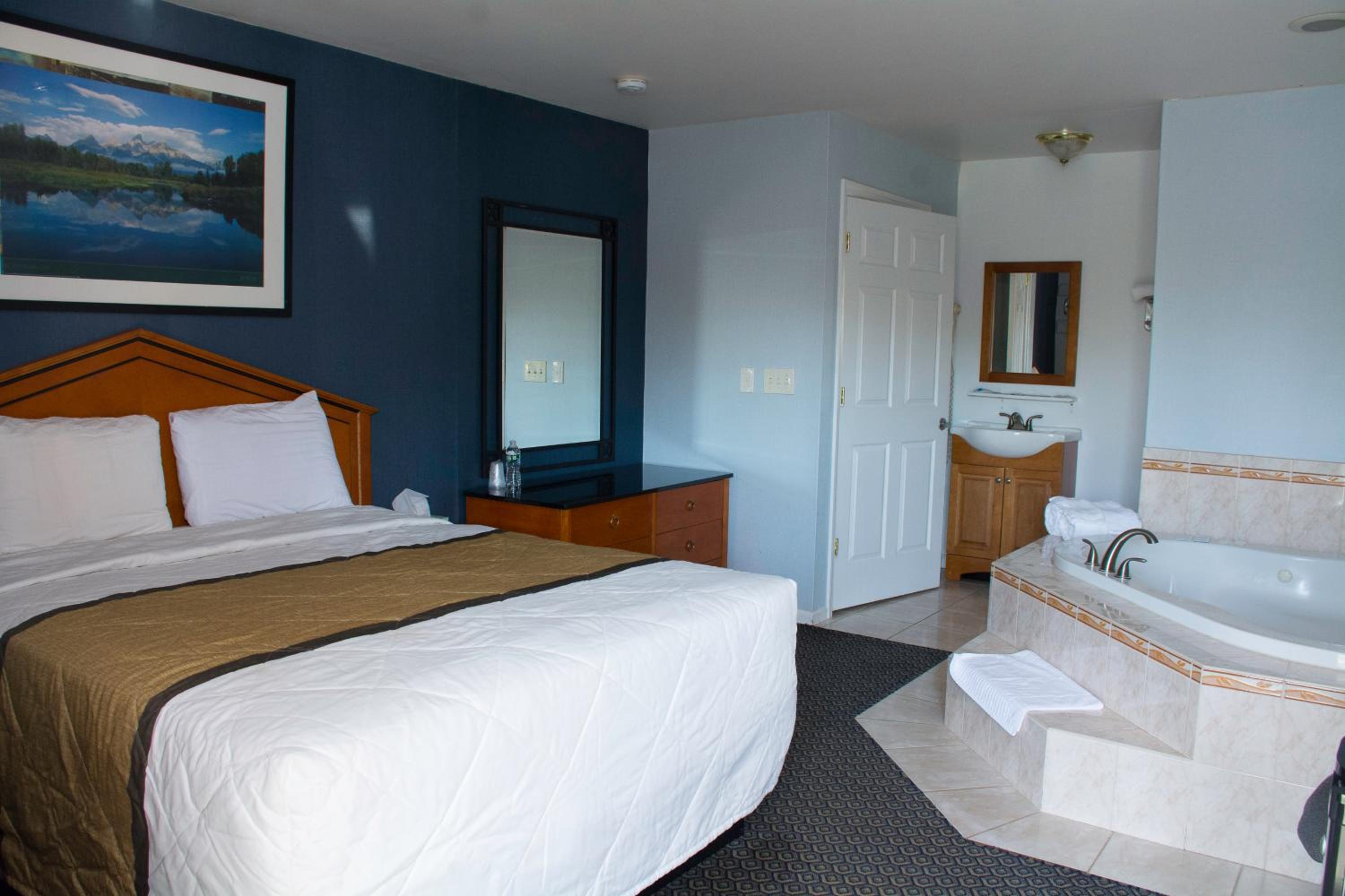 Queen bed Non-Smoking with Jacuzzi photo 2