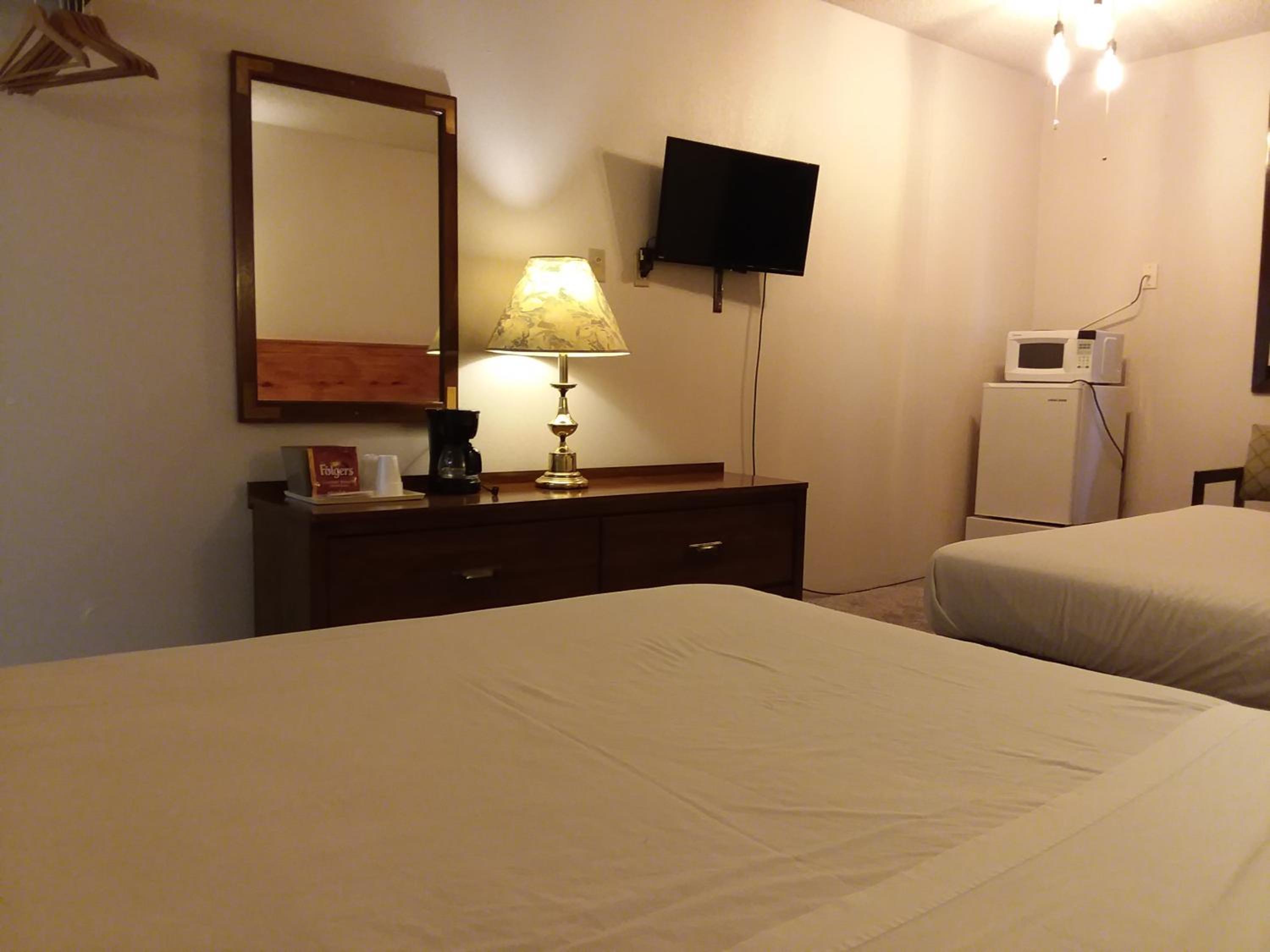 Queen Room With Two Queen Beds - Photo 4