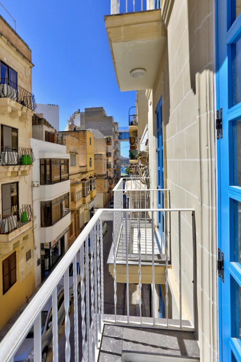 Double Room with Balcony and Side Sea VIew photo 2