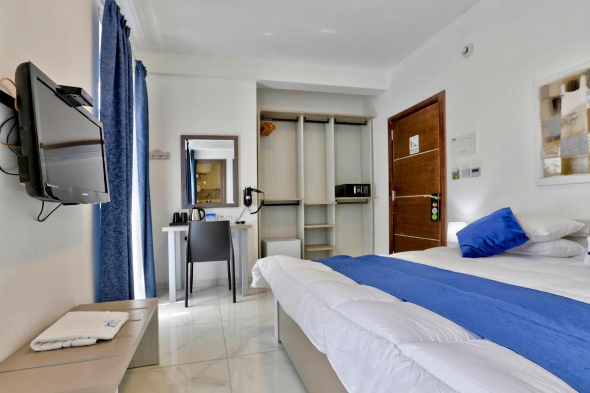 Double Room with Balcony and Side Sea VIew photo 3