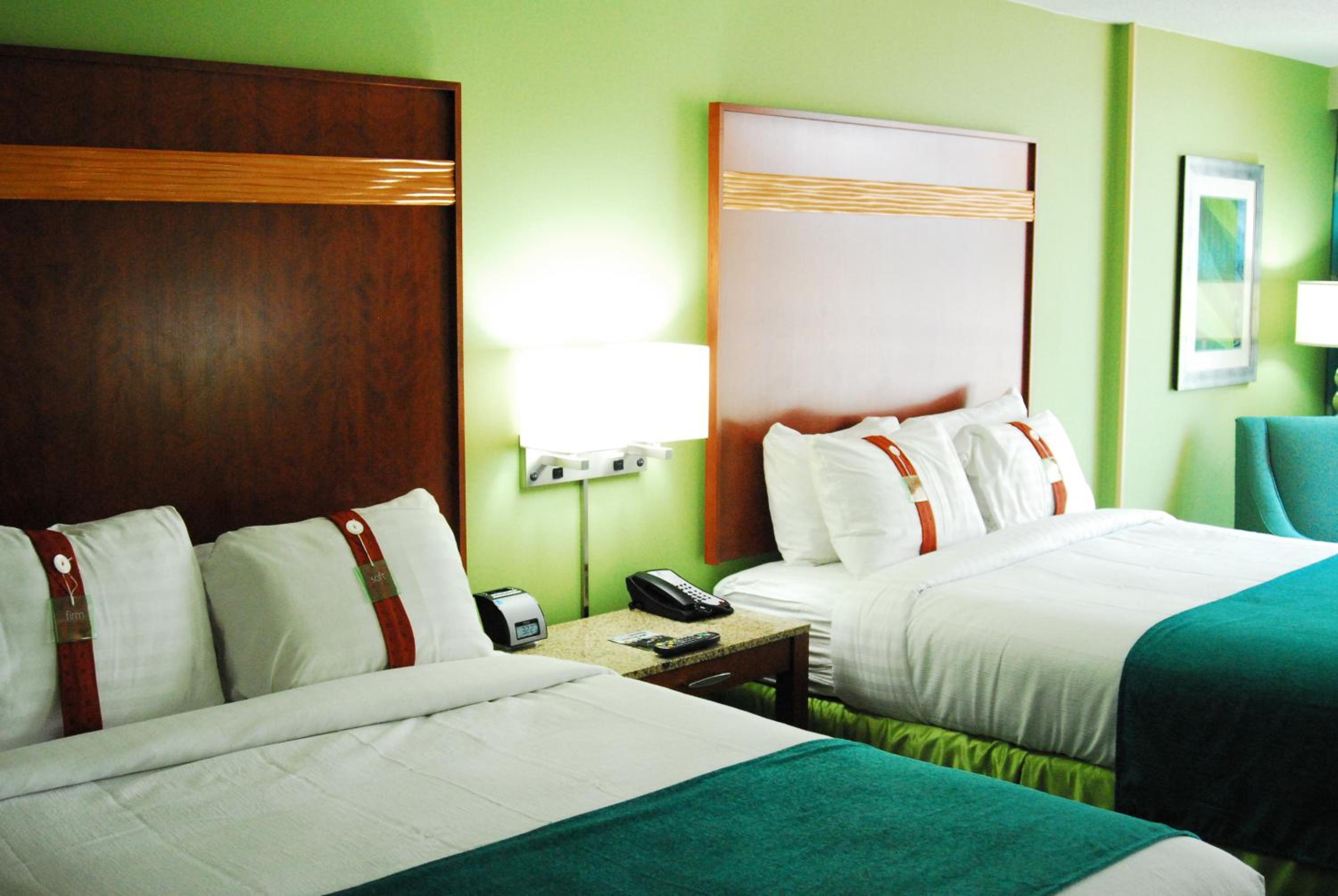 Queen Room with Two Queen Beds and Ocean View - Non-Smoking - Photo 1