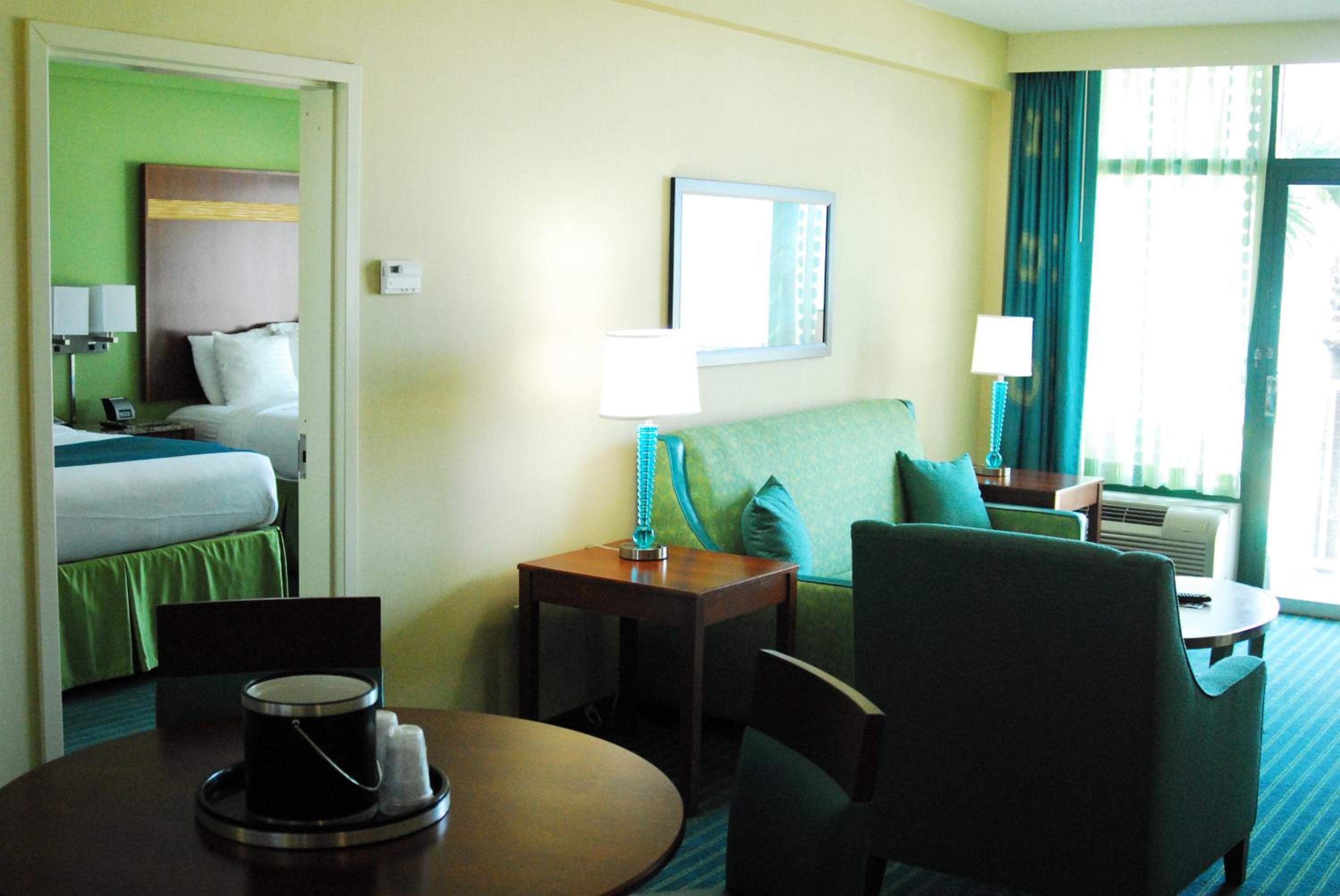 One-Bedroom Queen Suite with Sofa Bed and Oceanfront